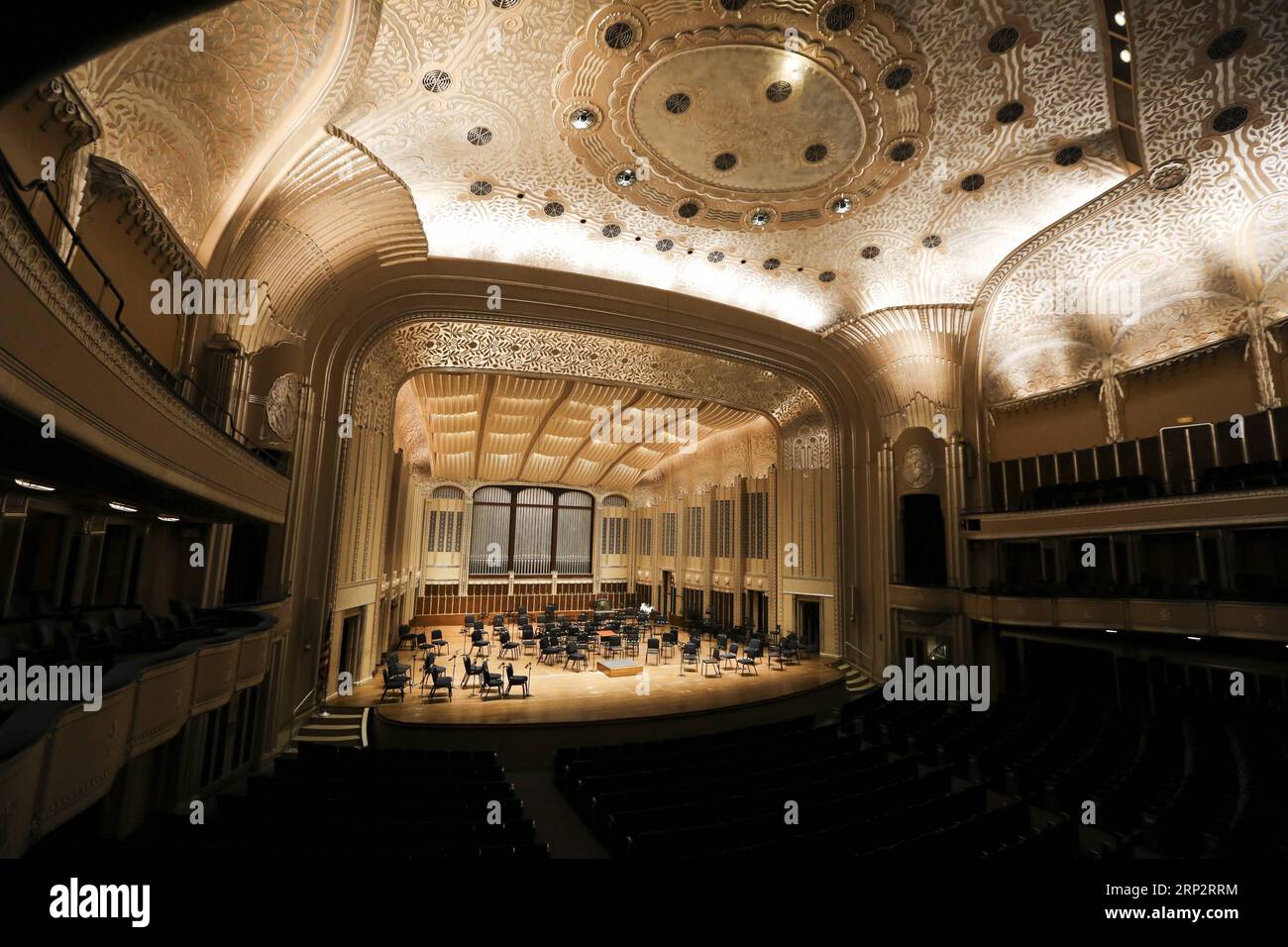 (180910) -- CLEVELAND (É.-U.), 10 septembre 2018 -- une photo prise le 20 août 2018 montre Severance Hall, la maison de l'Orchestre de Cleveland, à Cleveland, Ohio, États-Unis. Fondé en 1918, le Cleveland Orchestra est devenu l'un des meilleurs au monde, comme l'ont déclaré les critiques musicaux dans les médias grand public, tels que le New York Times et le Wall Street Journal. Après avoir conclu la saison des concerts du centenaire 2017-18, l'Orchestre entreprendra une tournée en Chine en 2019, marquant le début de son deuxième siècle, 21 ans après sa dernière visite dans ce pays asiatique. Pour correspondre à l'article Banque D'Images