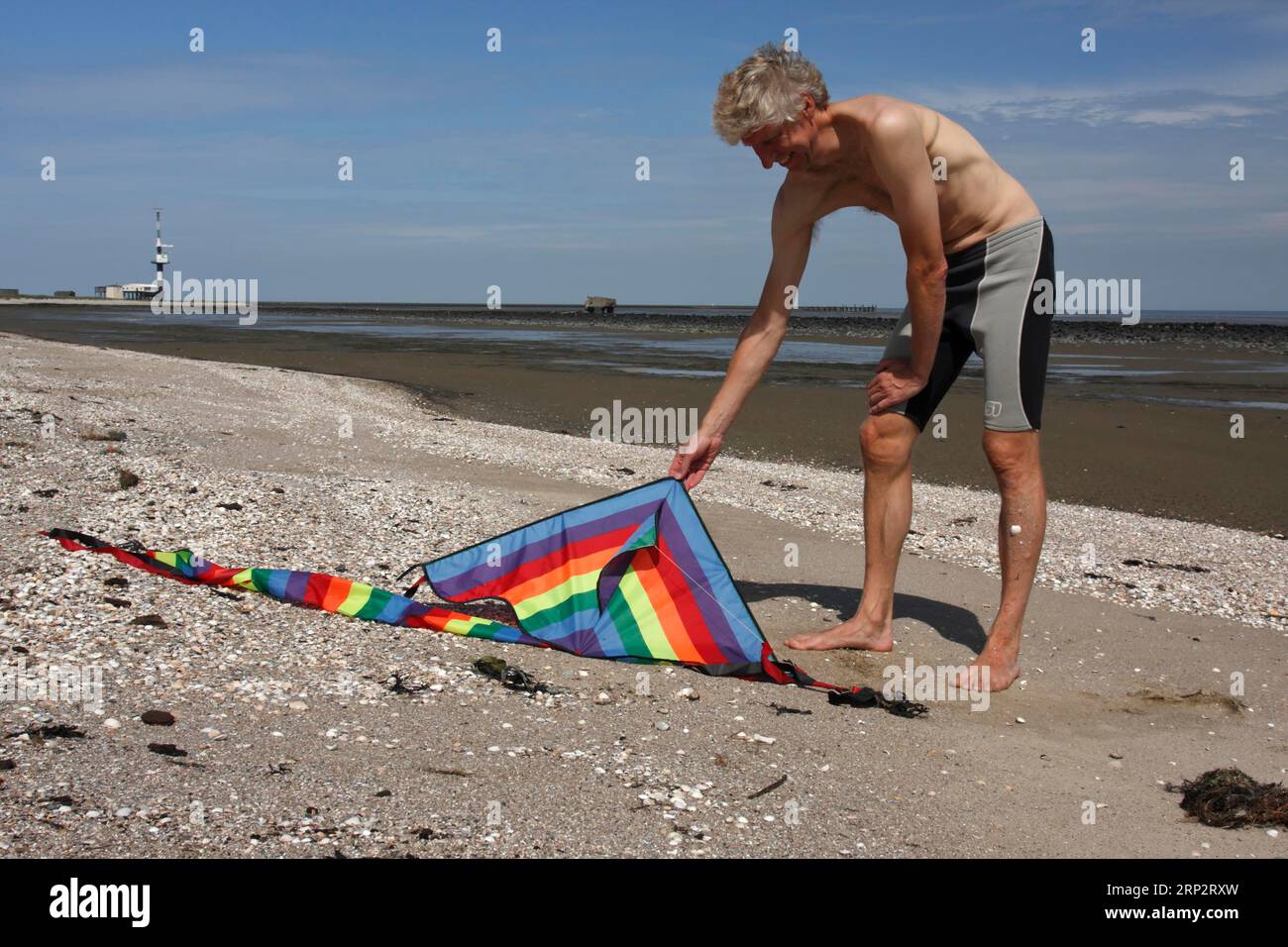 Déchets marins échoués sur la plage, impact humain sur l'écosystème marin, cerfs-volants, jouets pour enfants, Minsener OOG, Basse-Saxe, Allemagne Banque D'Images