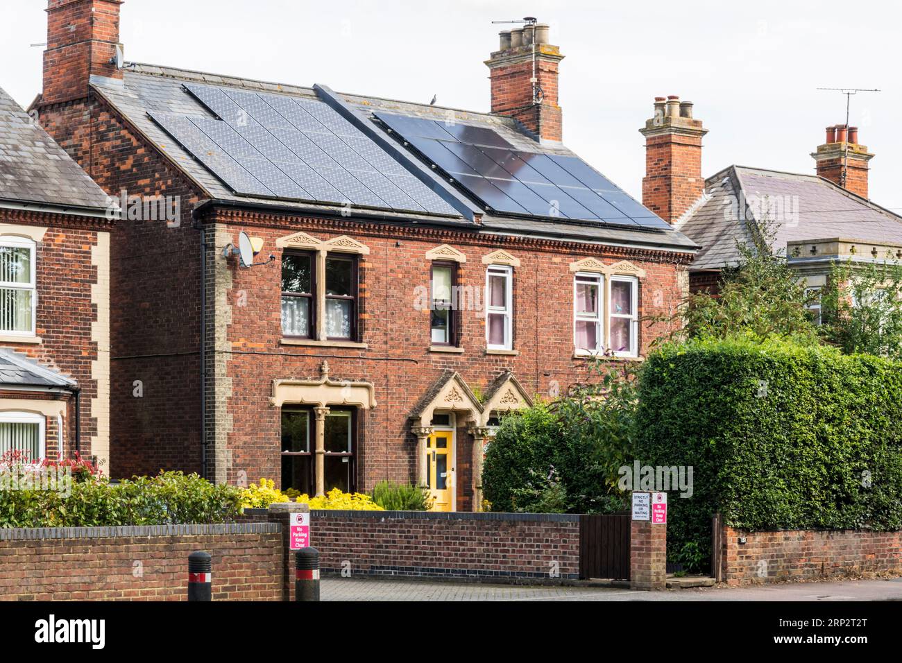 Grandes maisons jumelées avec panneaux solaires sur le toit. Banque D'Images