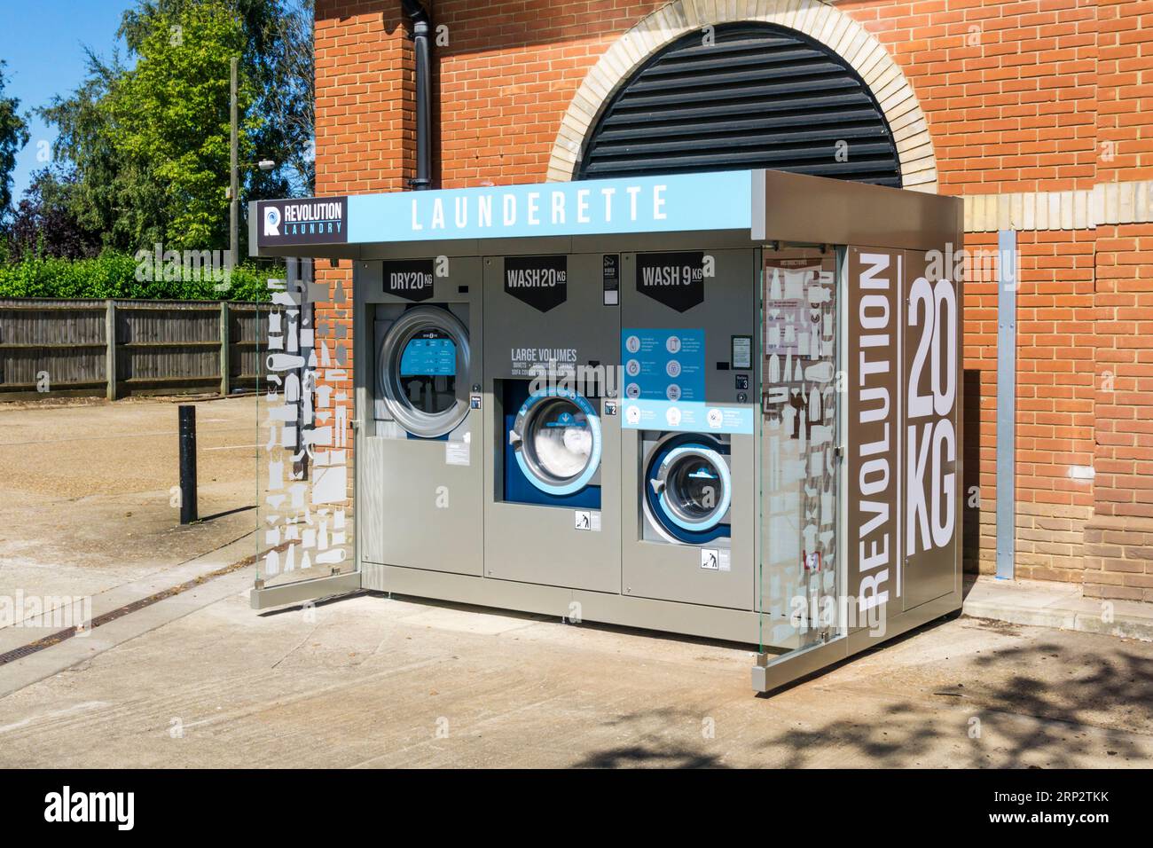 Laverie automatique d'extérieur Revolution Laundry. Situé dans un parking  de supermarché Co-Op Photo Stock - Alamy