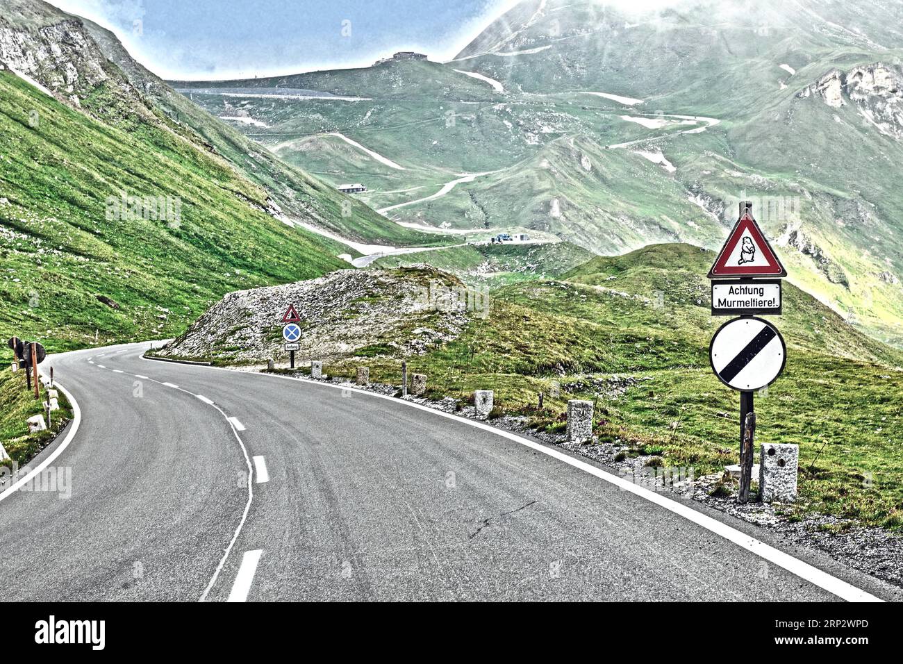 Photo avec saturation de plage dynamique réduite HDR avec vue depuis le col de montagne route de montagne alpine route de col de route alpine col de route vieux Grossglockner Banque D'Images