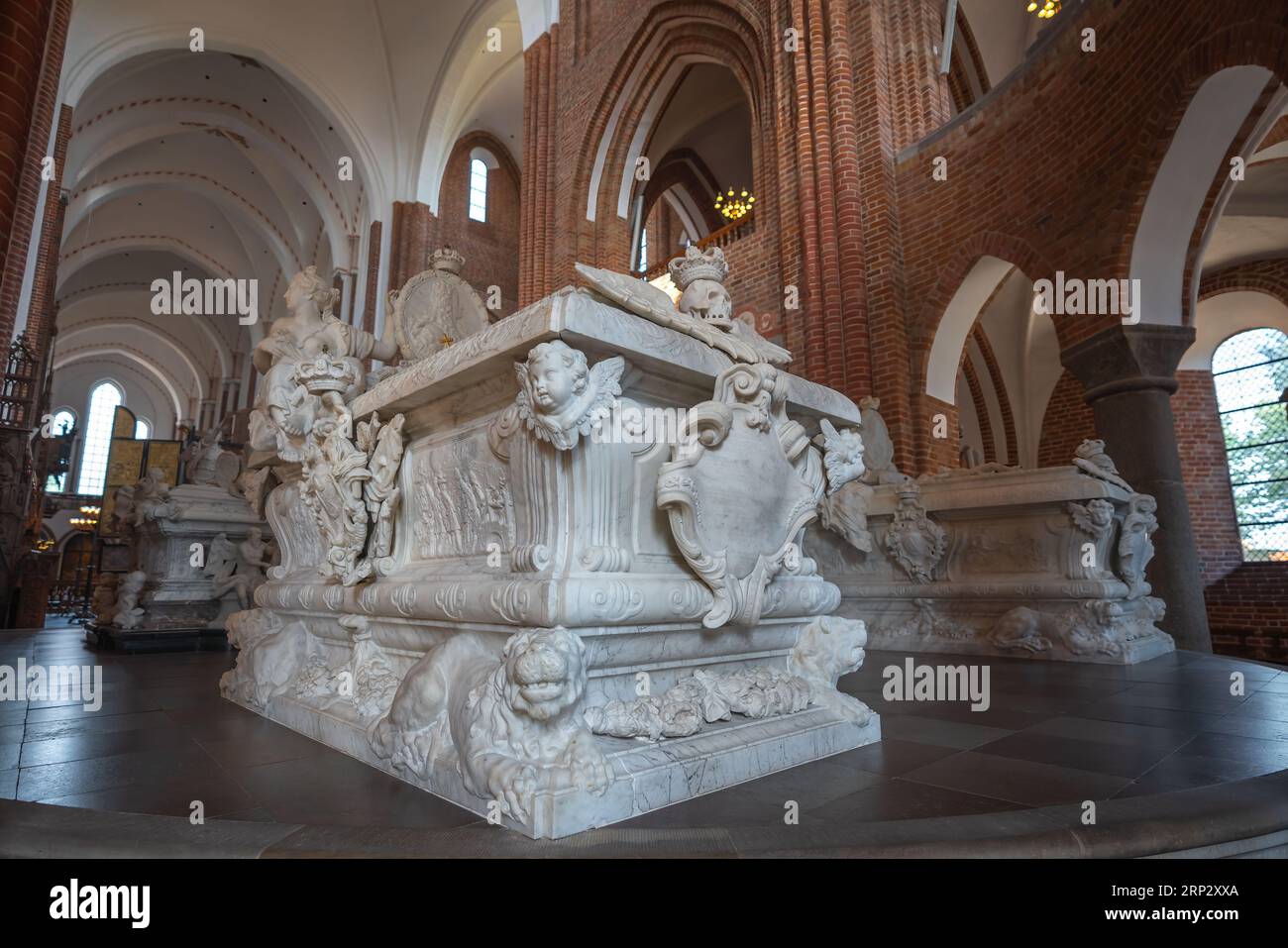 Christian V sarcophage en marbre à l'intérieur de la cathédrale de Roskilde - Roskilde, Danemark Banque D'Images