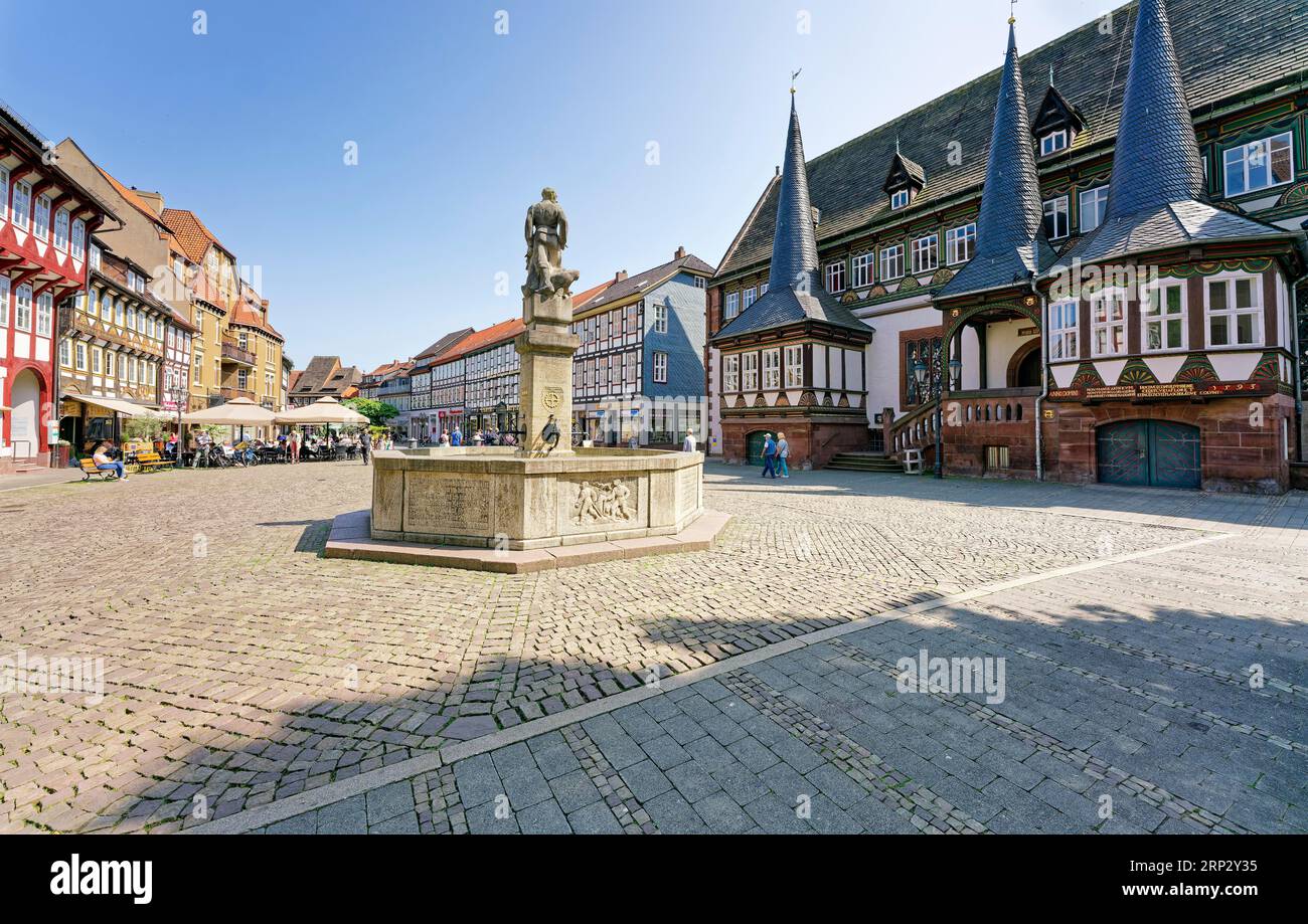 Place du marché avec fontaine Eulenspiegel, ancien hôtel de ville, ville à colombages d'Einbeck, comté de Northeim, sud de la Basse-Saxe, Basse-Saxe, Allemagne Banque D'Images
