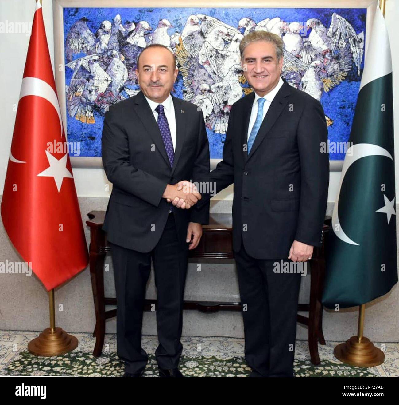 (180914) -- ISLAMABAD, 14 septembre 2018 -- photo publiée par le Département de l'information de presse () le 14 septembre 2018 montre le ministre pakistanais des Affaires étrangères Shah Mahmood Qureshi (à droite) serrant la main de son homologue turc Mevlut Cavusoglu à Islamabad, capitale du Pakistan. (WTC) PAKISTAN-ISLAMABAD-TURKISH-FM-VISIT PID PUBLICATIONXNOTXINXCHN Banque D'Images