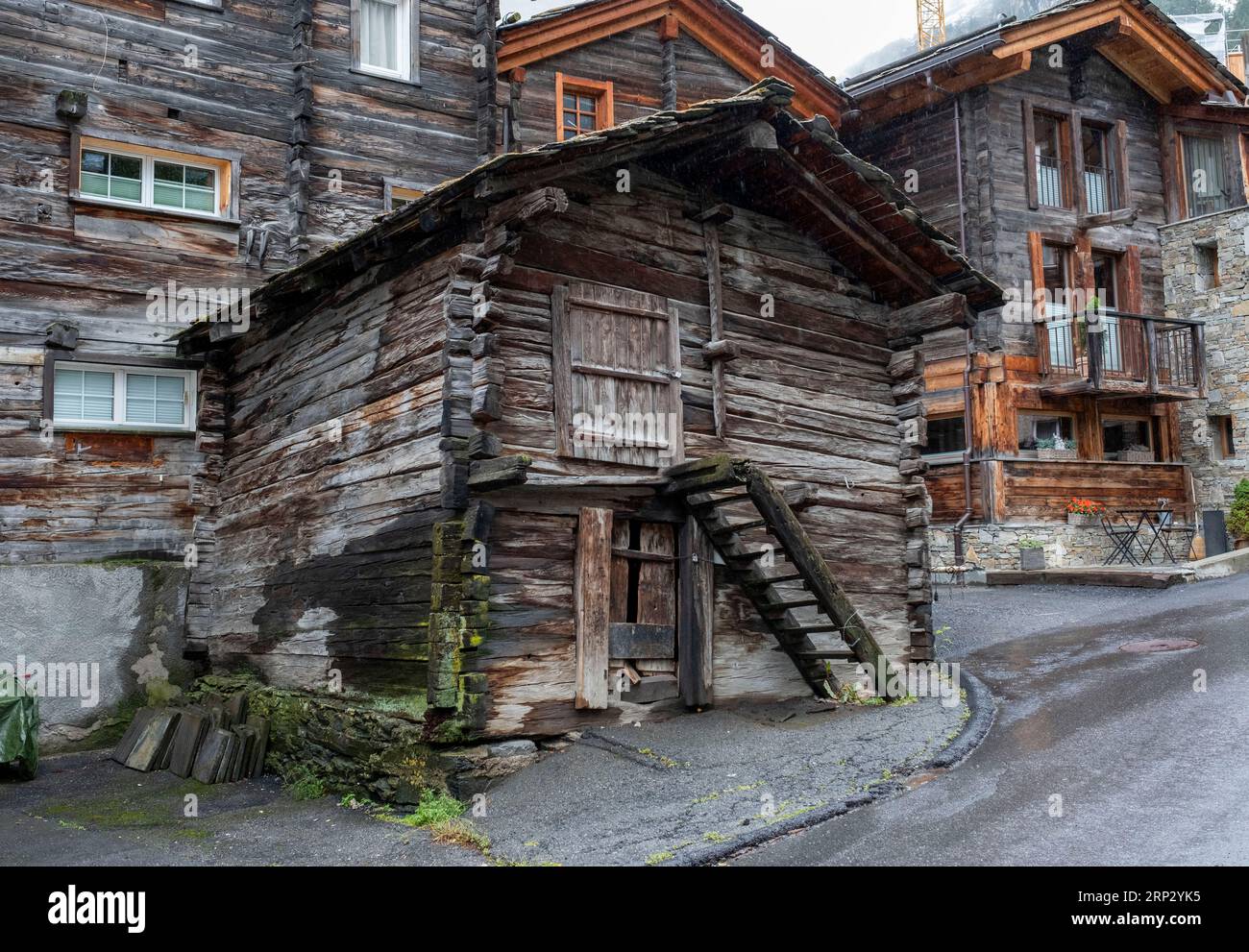 Chalet traditionnel en bois, centre ville de Zermatt, canton du Valais, Suisse. Banque D'Images