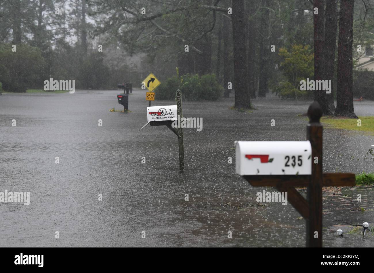 (180915) -- WASHINGTON, 15 septembre 2018 -- plusieurs boîtes aux lettres sont dans l'eau dans la ville de River Bend, Caroline du Nord, États-Unis, le 14 septembre 2018. Au moins cinq personnes ont été tuées à ce jour à la suite de l'ouragan Florence qui a été rétrogradé vendredi après-midi en tempête tropicale avec des vents de 70 mph (110 km/h) le long de la côte est des États-Unis. (YY) États-Unis-CÔTE EST-OURAGAN FLORENCE-AFTERMATH LiuxJie PUBLICATIONxNOTxINxCHN Banque D'Images