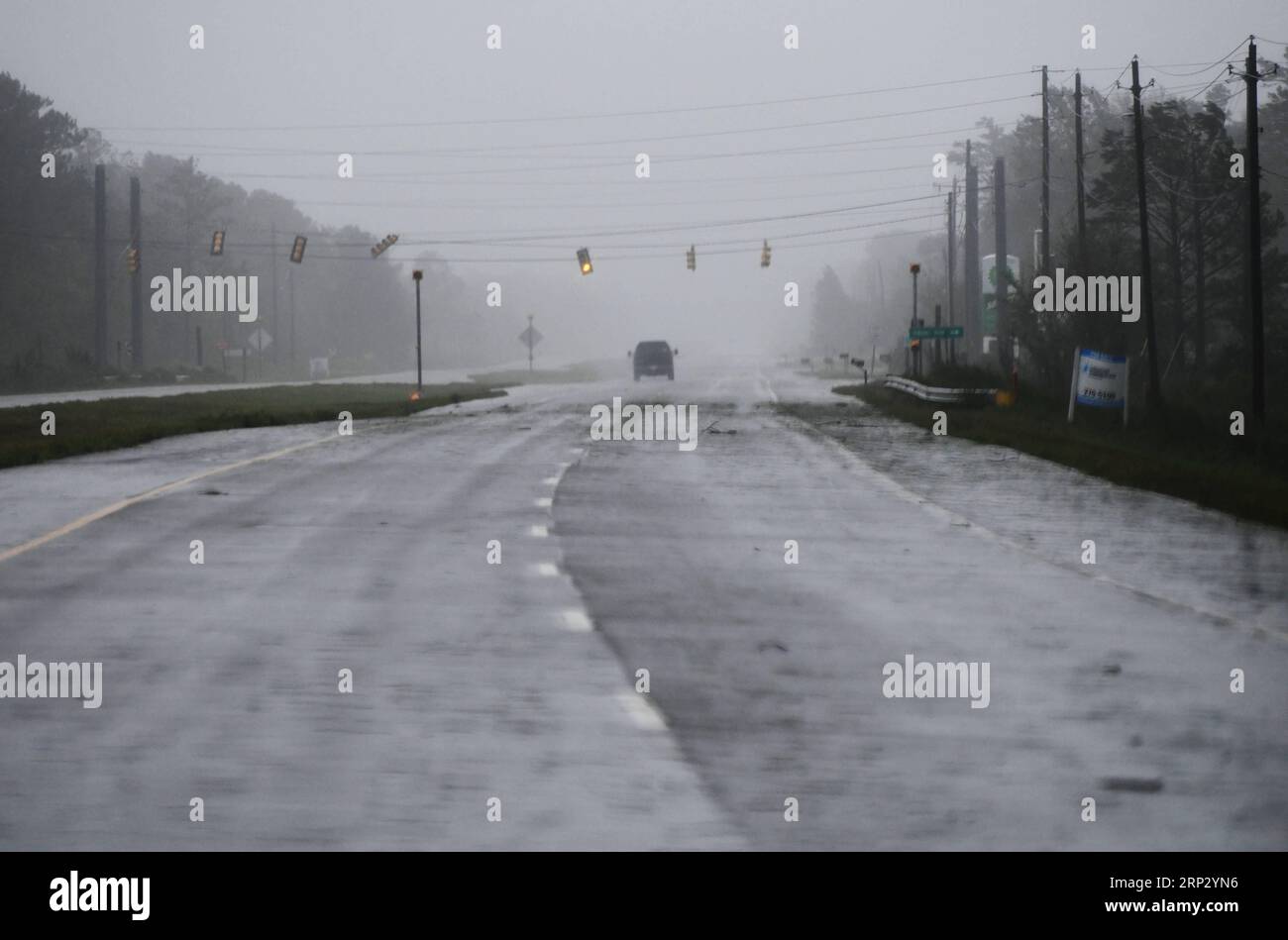 (180915) -- WASHINGTON, 15 septembre 2018 -- peu d'automobiles peuvent être vues sur une route près de la côte en Caroline du Nord, aux États-Unis, le 14 septembre 2018. Au moins cinq personnes ont été tuées à ce jour à la suite de l'ouragan Florence qui a été rétrogradé vendredi après-midi en tempête tropicale avec des vents de 70 mph (110 km/h) le long de la côte est des États-Unis. (YY) États-Unis-CÔTE EST-OURAGAN FLORENCE-AFTERMATH LiuxJie PUBLICATIONxNOTxINxCHN Banque D'Images