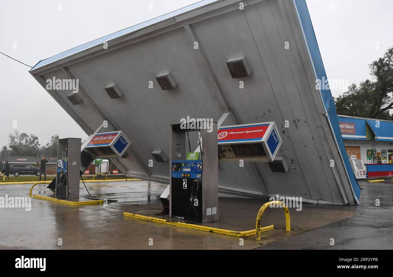 Actualités Bilder des Tages (180915) -- WASHINGTON, 15 septembre 2018 -- Une station-service près de la côte a été endommagée par la tempête en Caroline du Nord, aux États-Unis, le 14 septembre 2018. Au moins cinq personnes ont été tuées à ce jour à la suite de l'ouragan Florence qui a été rétrogradé vendredi après-midi en tempête tropicale avec des vents de 70 mph (110 km/h) le long de la côte est des États-Unis. (YY) États-Unis-CÔTE EST-OURAGAN FLORENCE-AFTERMATH LiuxJie PUBLICATIONxNOTxINxCHN Banque D'Images