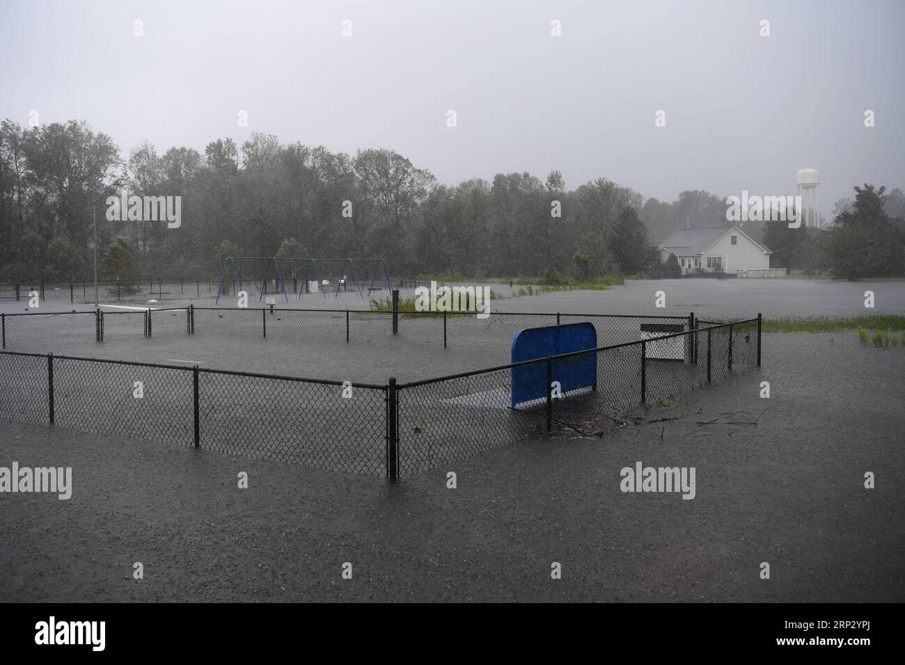 (180915) -- WASHINGTON, 15 septembre 2018 -- Une zone de basse altitude est inondée d'eau dans la ville de River Bend, Caroline du Nord, États-Unis, le 14 septembre 2018. Au moins cinq personnes ont été tuées à ce jour à la suite de l'ouragan Florence qui a été rétrogradé vendredi après-midi en tempête tropicale avec des vents de 70 mph (110 km/h) le long de la côte est des États-Unis. (YY) États-Unis-CÔTE EST-OURAGAN FLORENCE-AFTERMATH LiuxJie PUBLICATIONxNOTxINxCHN Banque D'Images