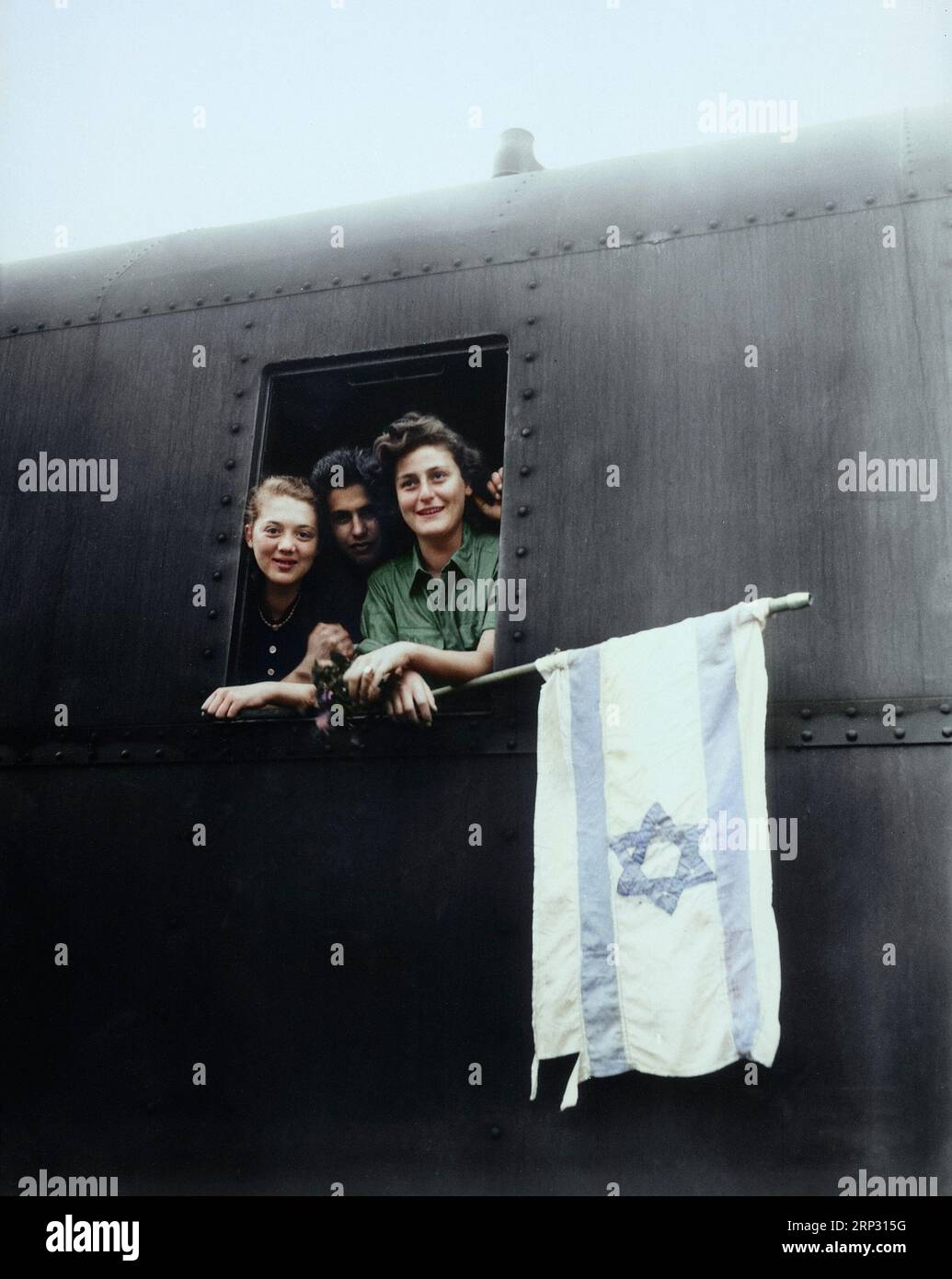 5 juin 1945 : ces enfants juifs sont en route pour la Palestine après avoir été libérés du camp de concentration de Buchenwald. La fille sur le Banque D'Images