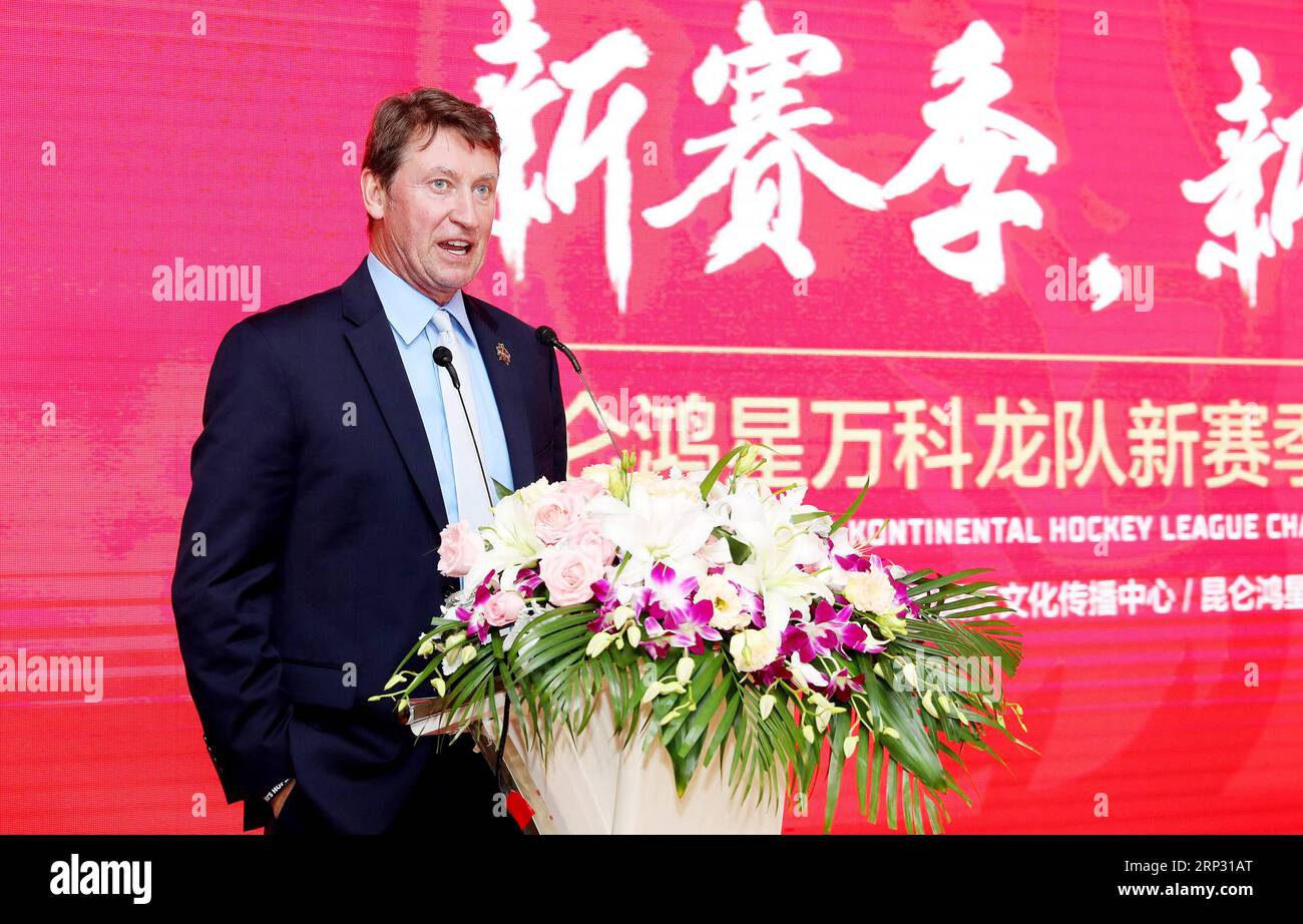 (180916) -- SHANGHAI, le 16 septembre 2018 -- Wayne Gretzky (3e L), ancien joueur de hockey de la LNH, assiste à une conférence de presse avant le match de la Ligue de hockey Kontinental (KHL) 2018-2019 entre Kunlun Red Star et le Dinamo Riga à Shanghai, dans l'est de la Chine, le 16 septembre 2018. ) (SP)CHINA-SHANGHAI-ICE HOCKEY-KHL FANGXZHE PUBLICATIONXNOTXINXCHN Banque D'Images