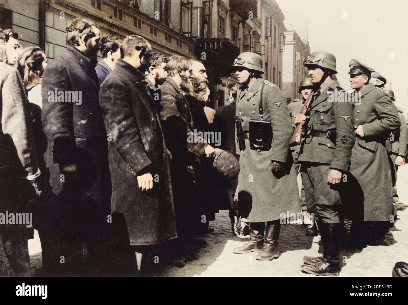 Soulèvement du ghetto de Varsovie - interrogatoire par le sergent SS (Oberscharführer). Entre le 19 avril et le 16 mai 1943. Photo de la rue Nowolipie. Homme barbu STA Banque D'Images
