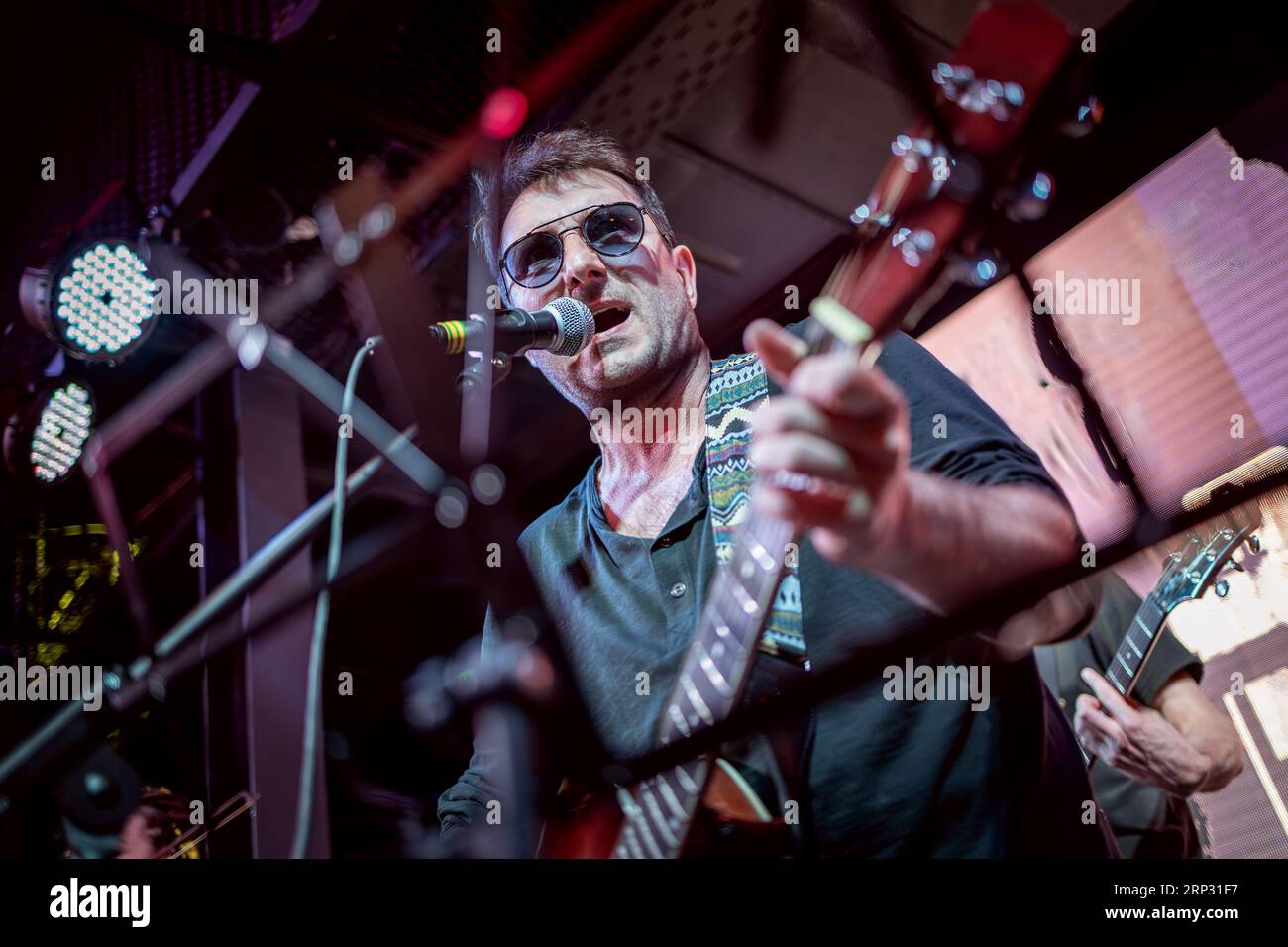 Groupe se produit sur scène, concert de musique rock. Banque D'Images