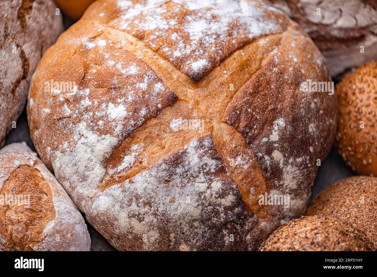 Du pain naturel fraîchement cuit est sur la table de cuisine. Banque D'Images