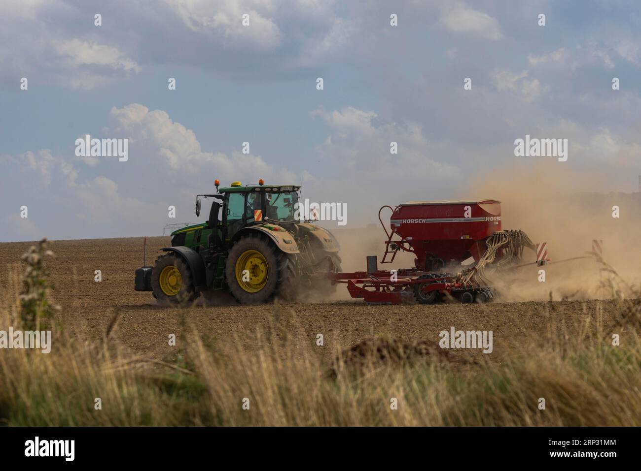 Un tracteur avec un semoir Horsch PRONTO DC 6 semant dans un champ sec à la fin de l'été., Doma, Saxe, Allemagne Banque D'Images