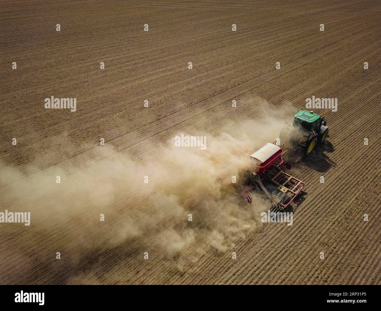 Un tracteur avec un semoir Horsch PRONTO DC 6 semant dans un champ sec à la fin de l'été., Doma, Saxe, Allemagne Banque D'Images