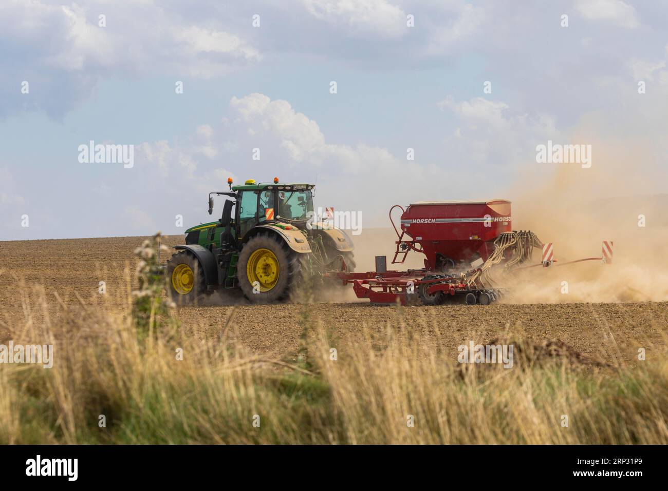 Un tracteur avec un semoir Horsch PRONTO DC 6 semant dans un champ sec à la fin de l'été., Doma, Saxe, Allemagne Banque D'Images