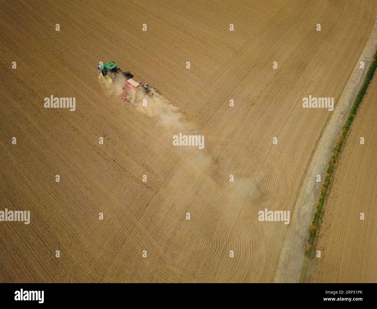 Un tracteur avec un semoir Horsch PRONTO DC 6 semant dans un champ sec à la fin de l'été., Doma, Saxe, Allemagne Banque D'Images