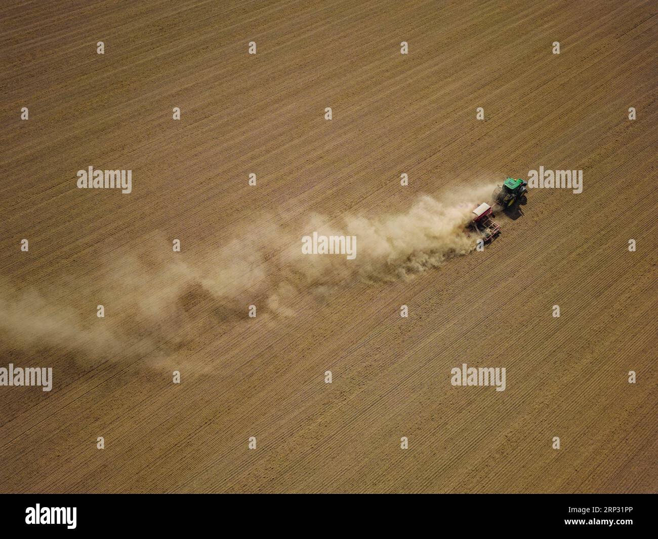 Un tracteur avec un semoir Horsch PRONTO DC 6 semant dans un champ sec à la fin de l'été., Doma, Saxe, Allemagne Banque D'Images