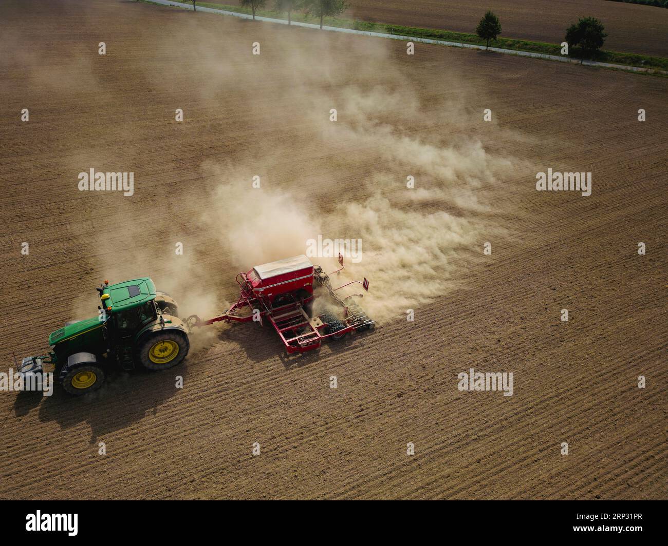 Un tracteur avec un semoir Horsch PRONTO DC 6 semant dans un champ sec à la fin de l'été., Doma, Saxe, Allemagne Banque D'Images