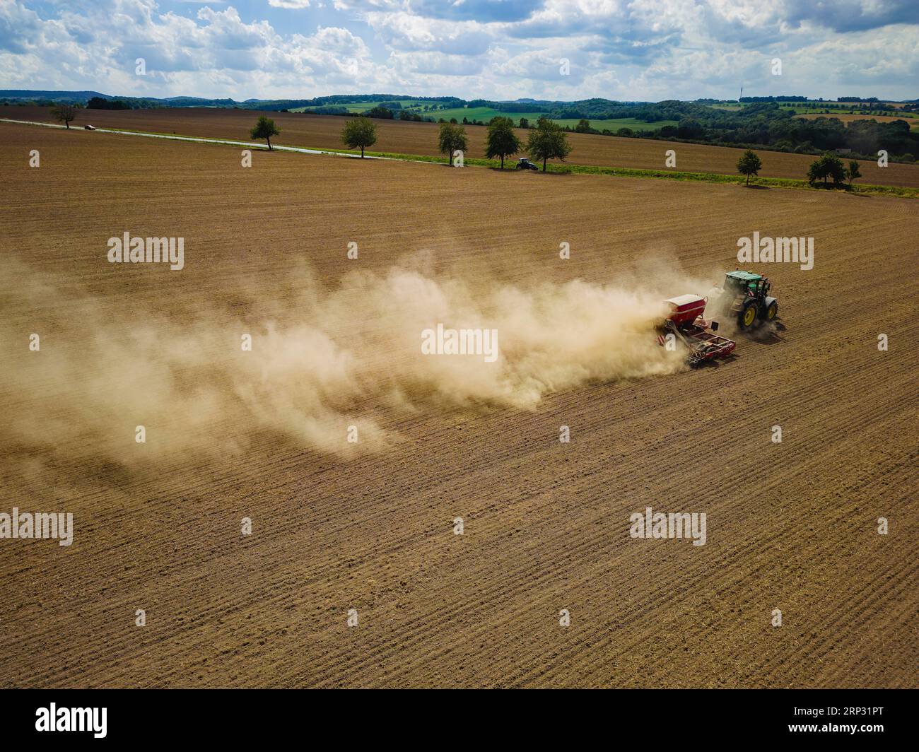 Un tracteur avec un semoir Horsch PRONTO DC 6 semant dans un champ sec à la fin de l'été., Doma, Saxe, Allemagne Banque D'Images