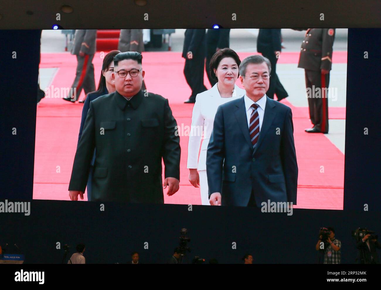 (180918) -- SÉOUL, 18 septembre 2018 -- photo prise le 18 septembre 2018 au centre de presse pour le Sommet Inter-Coréen 2018 à Séoul, Corée du Sud, montre une émission en direct montrant Kim Jong un (L), le chef de file de la République populaire démocratique de Corée (RPDC), accueillant le président sud-coréen Moon Jae-in à son arrivée à l'aéroport international de Pyongyang. Kim Jong un a accueilli mardi Moon Jae-in à l'aéroport international de Pyongyang. ) (hy) RPDC-PRÉSIDENT SUD-CORÉEN-ARRIVÉE WangxJingqiang PUBLICATIONxNOTxINxCHN Banque D'Images