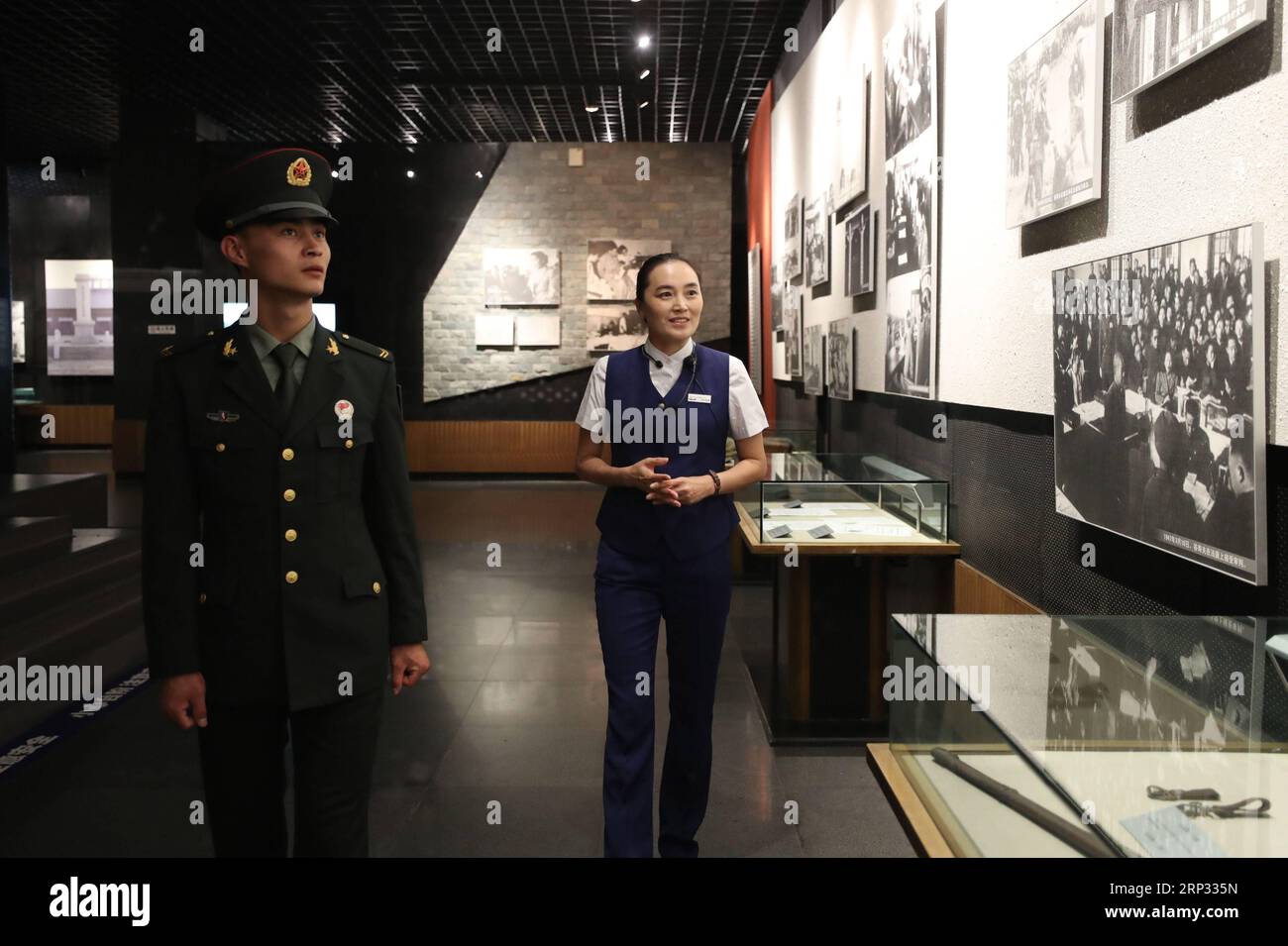 (180918) -- SHENYANG, 18 septembre 2018 -- Ji Ning (à droite) explique les expositions aux visiteurs au Musée historique de 9,18 à Shenyang, dans la province du Liaoning du nord-est de la Chine, le 18 septembre 2018. )(MCG) Xinhua Headlines : le guide du musée de Chine commémore l'histoire de la guerre pour promouvoir la paix YangxQing PUBLICATIONxNOTxINxCHN Banque D'Images