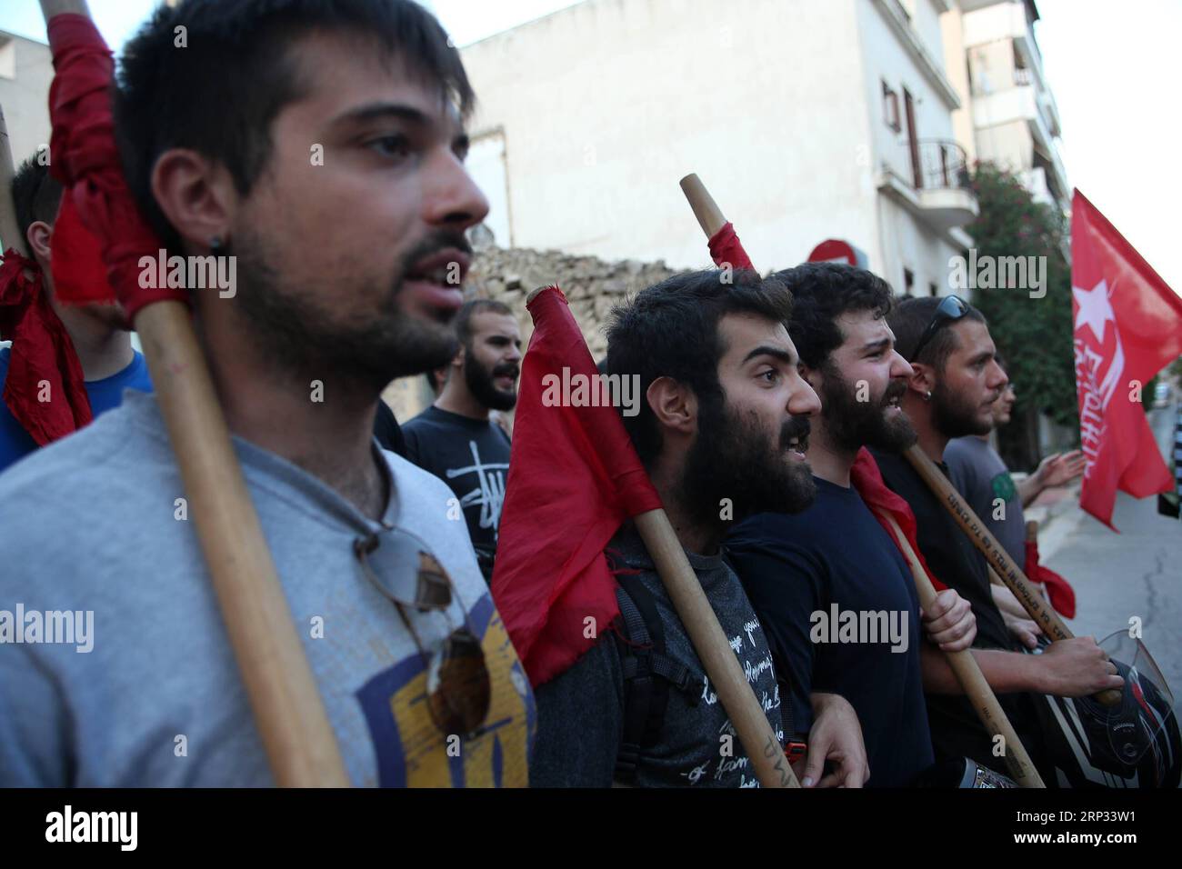 (180919) -- LE PIRÉE, 19 septembre 2018 -- des gens participent à une marche marquant le 5e anniversaire du meurtre de Pavlos Fyssas au Pirée, en Grèce, le 18 septembre 2018. Des groupes antifascistes ont organisé une série d'événements à Athènes et dans d'autres villes de Grèce mardi, cinq ans après l'assassinat du musicien Pavlos Fyssas, 34 ans, par un partisan du parti d'extrême droite. (hy) GRÈCE-PIRÉE-ANNIVERSAIRE-ANTIFASCISTE MUSICIEN-MEURTRE MariosxLolos PUBLICATIONxNOTxINxCHN Banque D'Images