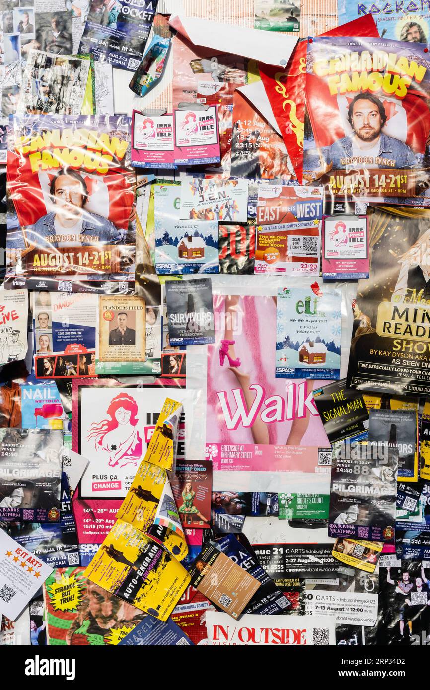Édimbourg, Écosse, Royaume-Uni - août 15 2023 : murale réalisée avec des dizaines de flyers annonçant divers spectacles au Festival Fringe d'Édimbourg. Tir vertical. Banque D'Images