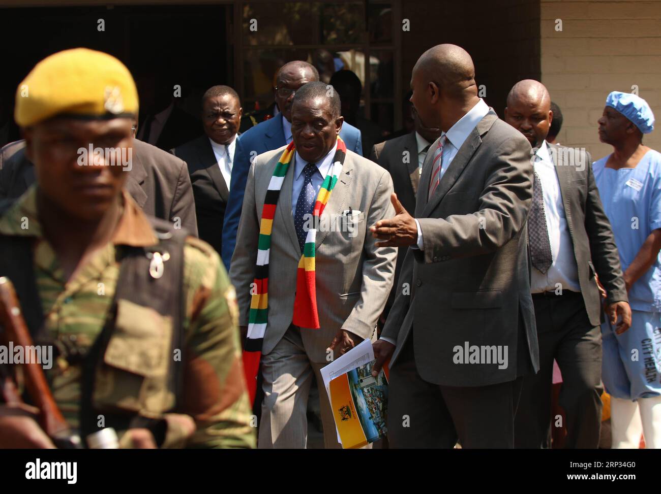(180919) -- HARARE, 19 septembre 2018 -- le président zimbabwéen Emmerson Mnangagwa (C) arrive à la polyclinique Glen View alors qu'il rend visite à des patients atteints du choléra à Harare, Zimbabwe, le 19 septembre 2018. Emmerson Mnangagwa a approuvé un budget de 64 millions de dollars américains pour les besoins immédiats dans la lutte contre une épidémie de choléra qui a jusqu'à présent tué au moins 30 personnes dans la capitale Harare, a déclaré un ministre du Cabinet. ZIMBABWE-HARARE-PRÉSIDENT-LUTTE CONTRE LE CHOLÉRA ShaunxJusa PUBLICATIONxNOTxINxCHN Banque D'Images