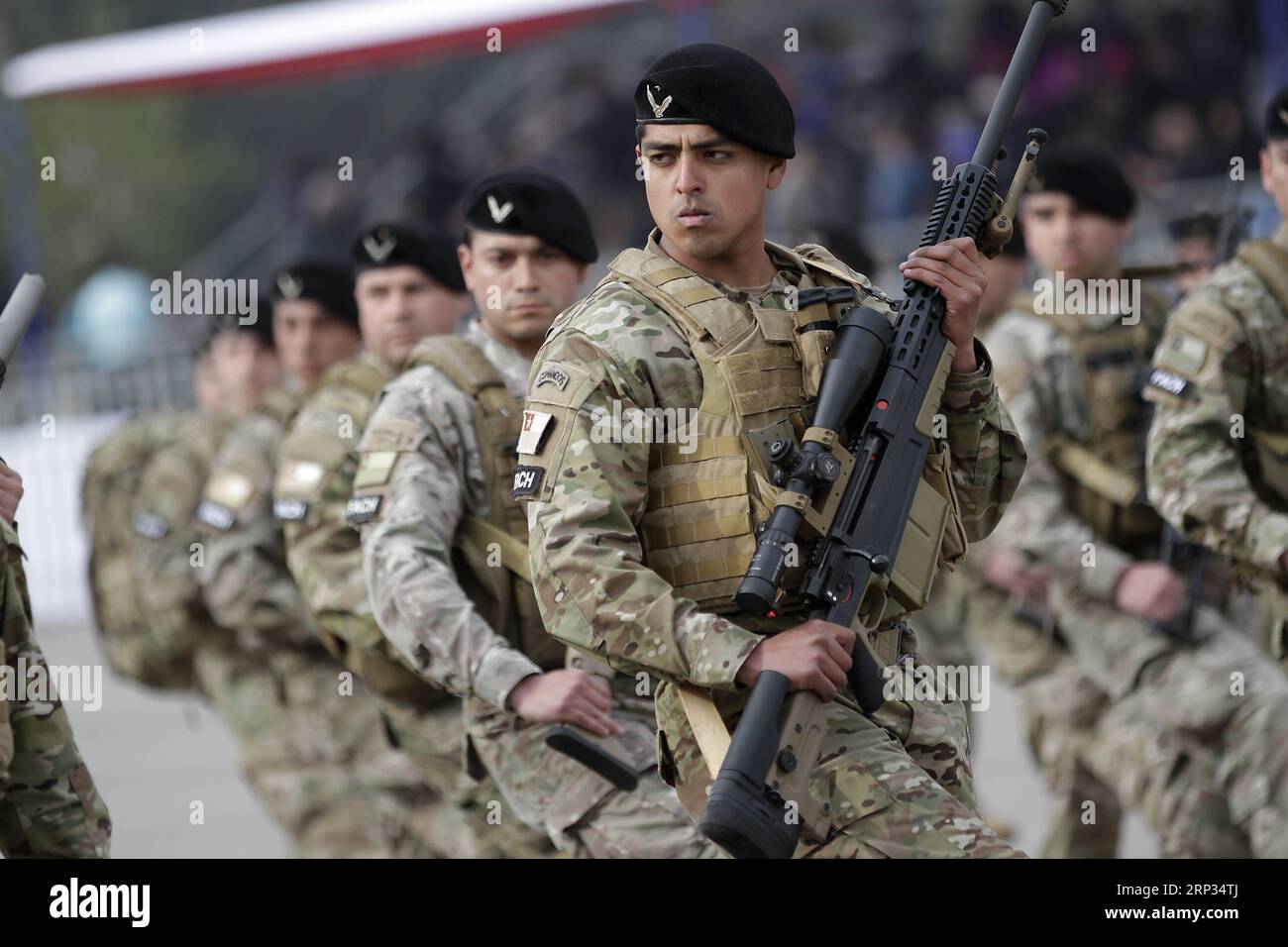 (180920) -- SANTIAGO, le 20 septembre 2018 -- des soldats défilent lors d'un défilé militaire annuel pour marquer l'anniversaire de l'indépendance du Chili, dans la capitale Santiago, le 19 septembre 2018.) (nxl) CHILI-SANTIAGO-INDÉPENDANCE-ANNIVERSAIRE-PARADE WangxPei PUBLICATIONxNOTxINxCHN Banque D'Images