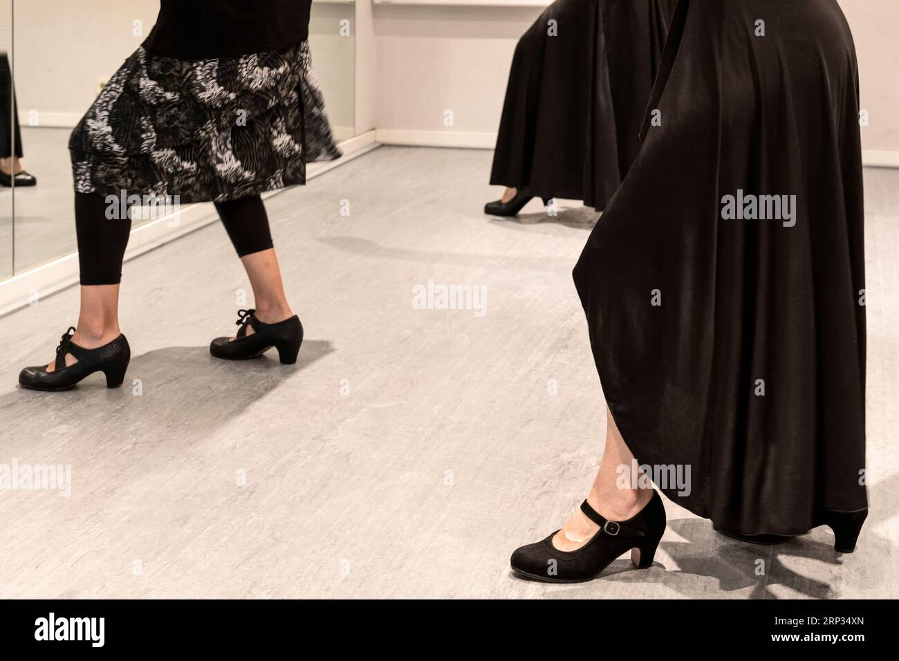 Un cours de danse espagnole donné par d'anciens élèves et professeurs devant un miroir Banque D'Images