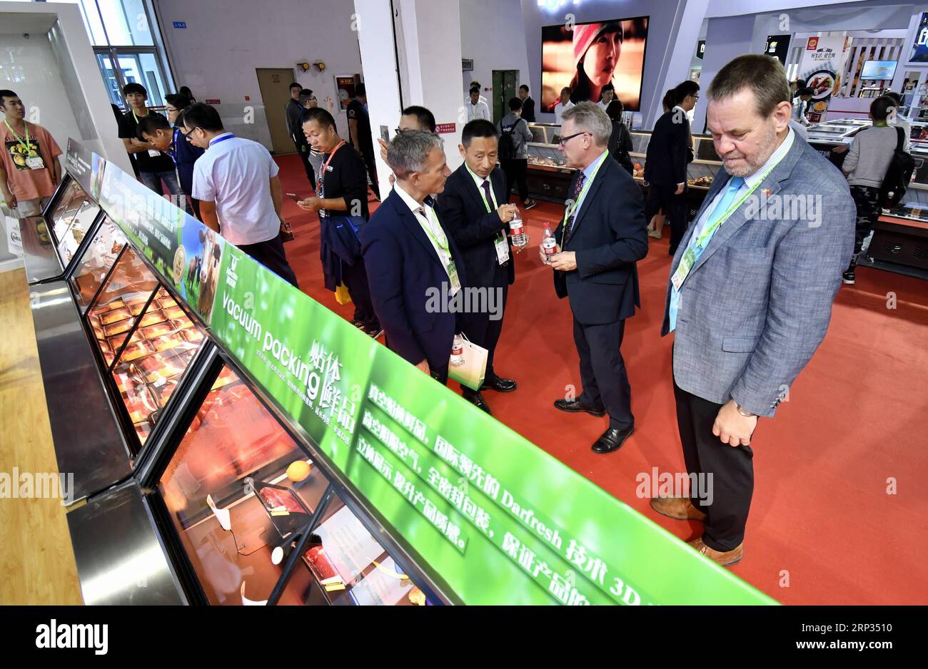 (180920) -- BEIJING, 20 septembre 2018 -- les exposants découvrent les produits de boeuf de Kerchin Cattle Industry Co., Ltd. Dans la région autonome de Mongolie intérieure du nord de la Chine lors de la 16e exposition internationale de l'industrie de la viande de Chine à Beijing, capitale de la Chine, le 20 septembre 2018. Des entreprises de plus de 30 pays et régions ont participé à cet événement de trois jours qui a débuté jeudi à Pékin. (mp) CHINA-BEIJING-MEAT INDUSTRY-EXHIBITION (CN) LixXin PUBLICATIONxNOTxINxCHN Banque D'Images