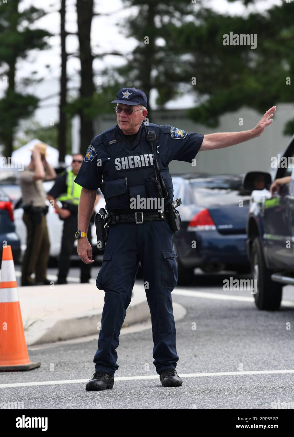 (180920) -- MARYLAND (États-Unis), 20 septembre 2018 -- Un policier monte la garde près de la scène de la fusillade dans le comté de Harford, Maryland, États-Unis, le 20 septembre 2018. Une femme avec une arme de poing a ouvert le feu jeudi matin dans un centre de distribution du Maryland américain, tuant trois personnes et en blessant trois autres avant de se suicider, a déclaré la police locale. US-MARYLAND-SHOOTING LiuxJie PUBLICATIONxNOTxINxCHN Banque D'Images