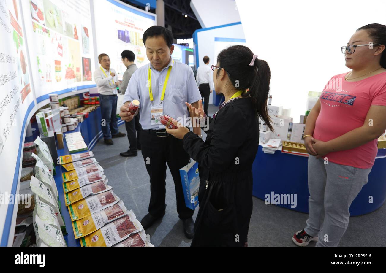 (180922) -- CHENGDU, 22 septembre 2018 -- les commerçants voient les produits de wolfberry au stand de Ningxia lors de la 17e Foire internationale de Chine occidentale (WCIF) à Chengdu, capitale de la province du Sichuan du sud-ouest de la Chine, le 20 septembre 2018.) (Wyo) Xinhua Headlines : une Chine occidentale plus ouverte embrasse les opportunités mondiales JiangxHongjing PUBLICATIONxNOTxINxCHN Banque D'Images