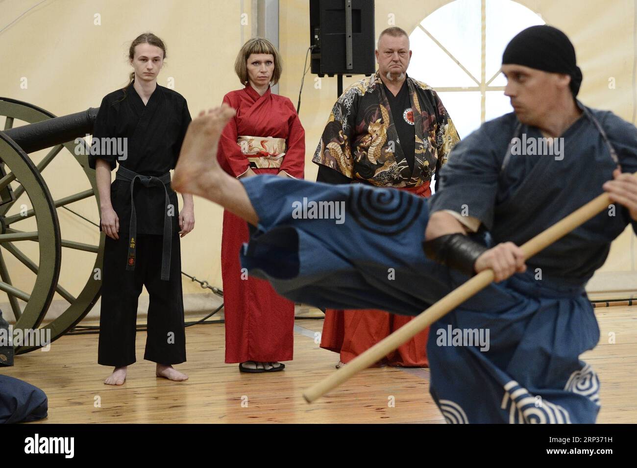 (180922) -- VARSOVIE, 22 septembre 2018 -- Un homme se produit lors de la 4e Journée polonaise-japonaise des armes de mêlée au Musée de l'armée polonaise à Varsovie, en Pologne, le 22 septembre 2018. La 4e Journée polonaise-japonaise des armes de mêlée a eu lieu ici samedi. Des arts martiaux et de vieilles escrime ont été pratiqués lors de l'événement. ) POLOGNE-VARSOVIE-JOURNÉE DES ARMES JAPONAISES JaapxArriens PUBLICATIONxNOTxINxCHN Banque D'Images