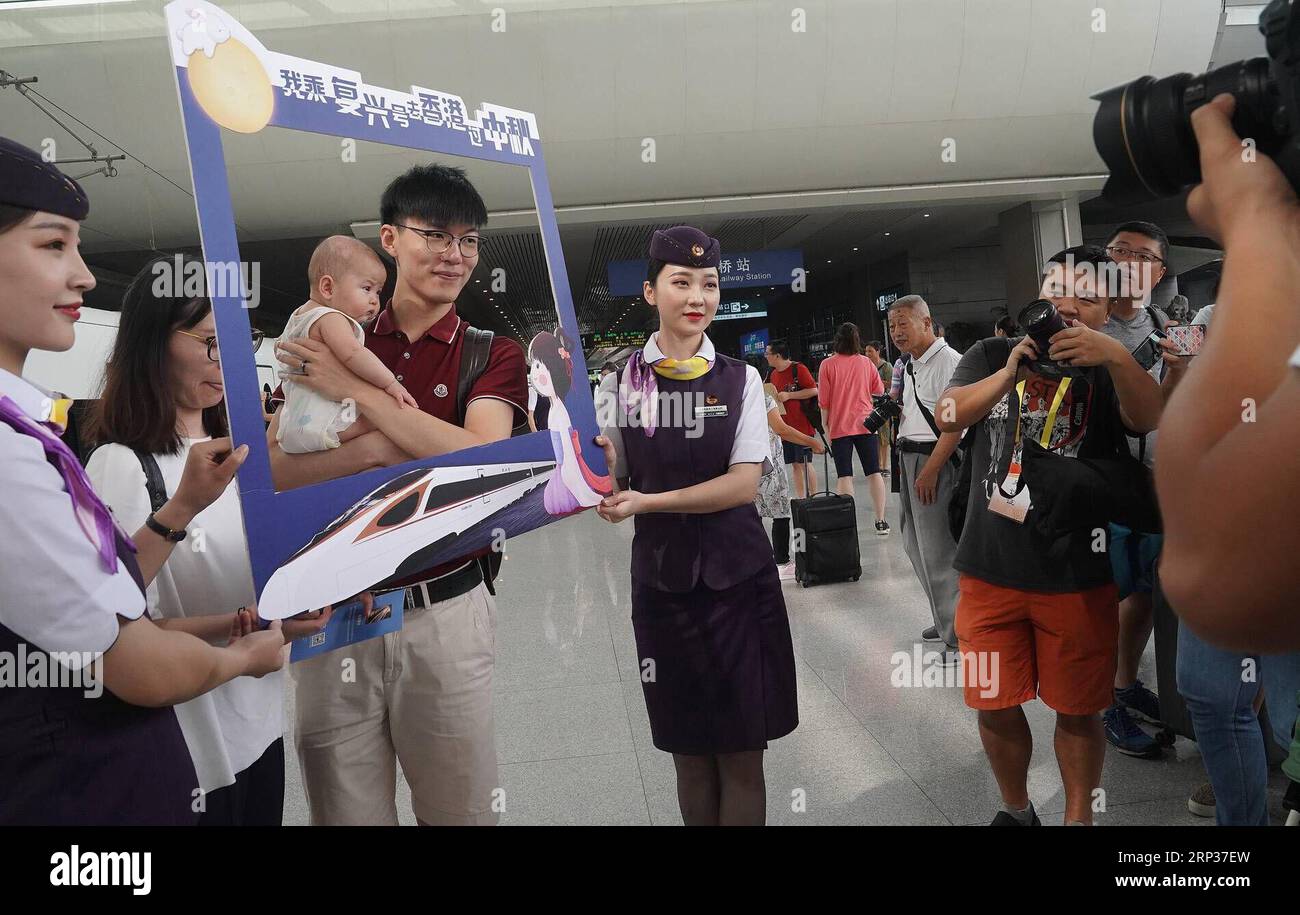 (180923) -- SHANGHAI, 23 septembre 2018 -- des passagers du train G99 posent pour des photos à la gare de Hongqiao à Shanghai, dans l'est de la Chine, le 23 septembre 2018. Le train G99, le premier train à grande vitesse de Shanghai à Hong Kong, a quitté la gare de Hongqiao dimanche pour la gare de Hong Kong West Kowloon.) (Zyd) CHINE-SHANGHAI-HONG KONG-CHEMIN DE FER À GRANDE VITESSE (CN) ChenxFei PUBLICATIONxNOTxINxCHN Banque D'Images