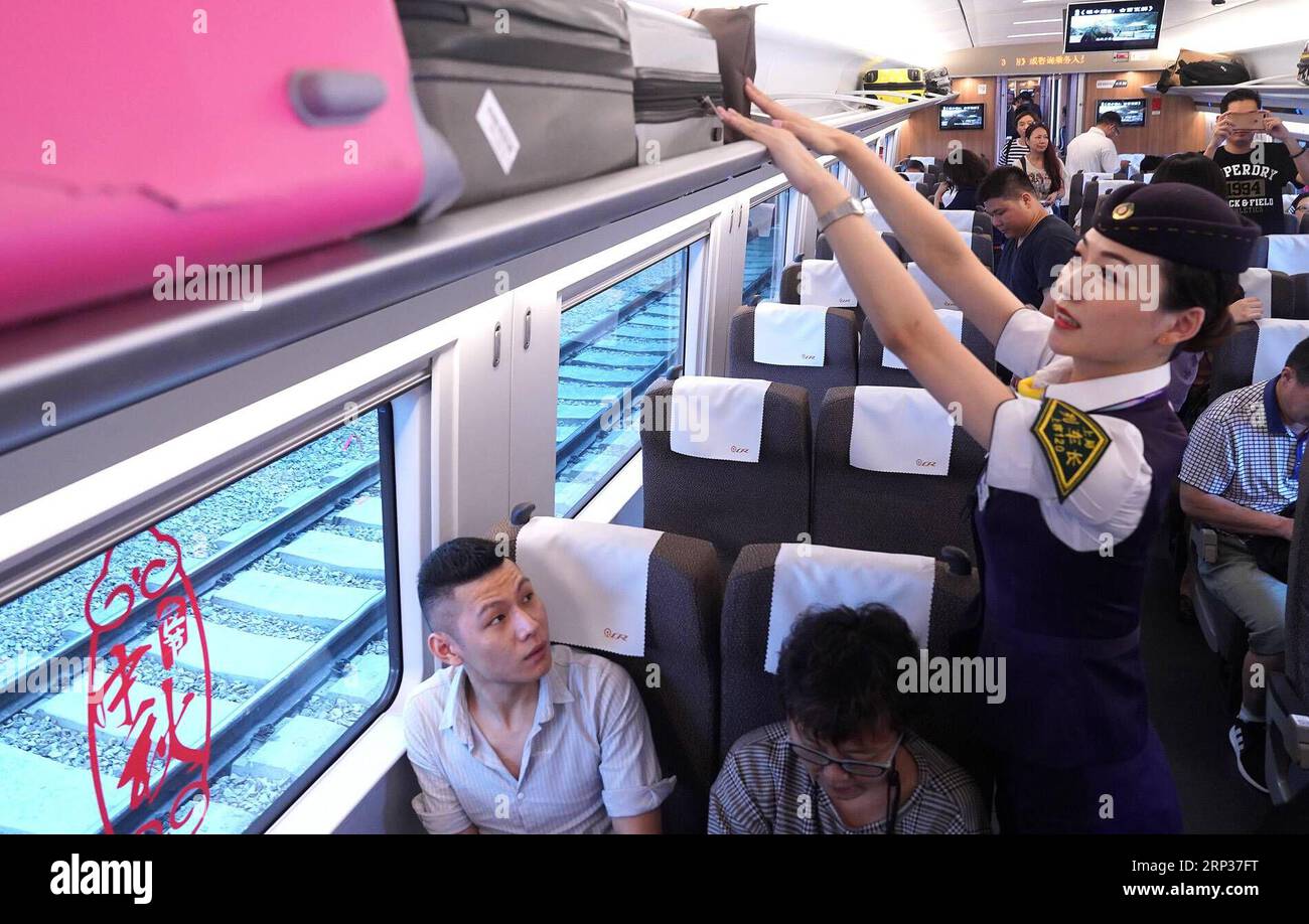 (180923) -- SHANGHAI, 23 septembre 2018 -- Li Xiaojia, chef de train G99, arrange les bagages à la gare de Hongqiao à Shanghai, dans l'est de la Chine, le 23 septembre 2018. Le train G99, le premier train à grande vitesse de Shanghai à Hong Kong, a quitté la gare de Hongqiao dimanche pour la gare de Hong Kong West Kowloon.) (Zyd) CHINE-SHANGHAI-HONG KONG-CHEMIN DE FER À GRANDE VITESSE (CN) ChenxFei PUBLICATIONxNOTxINxCHN Banque D'Images