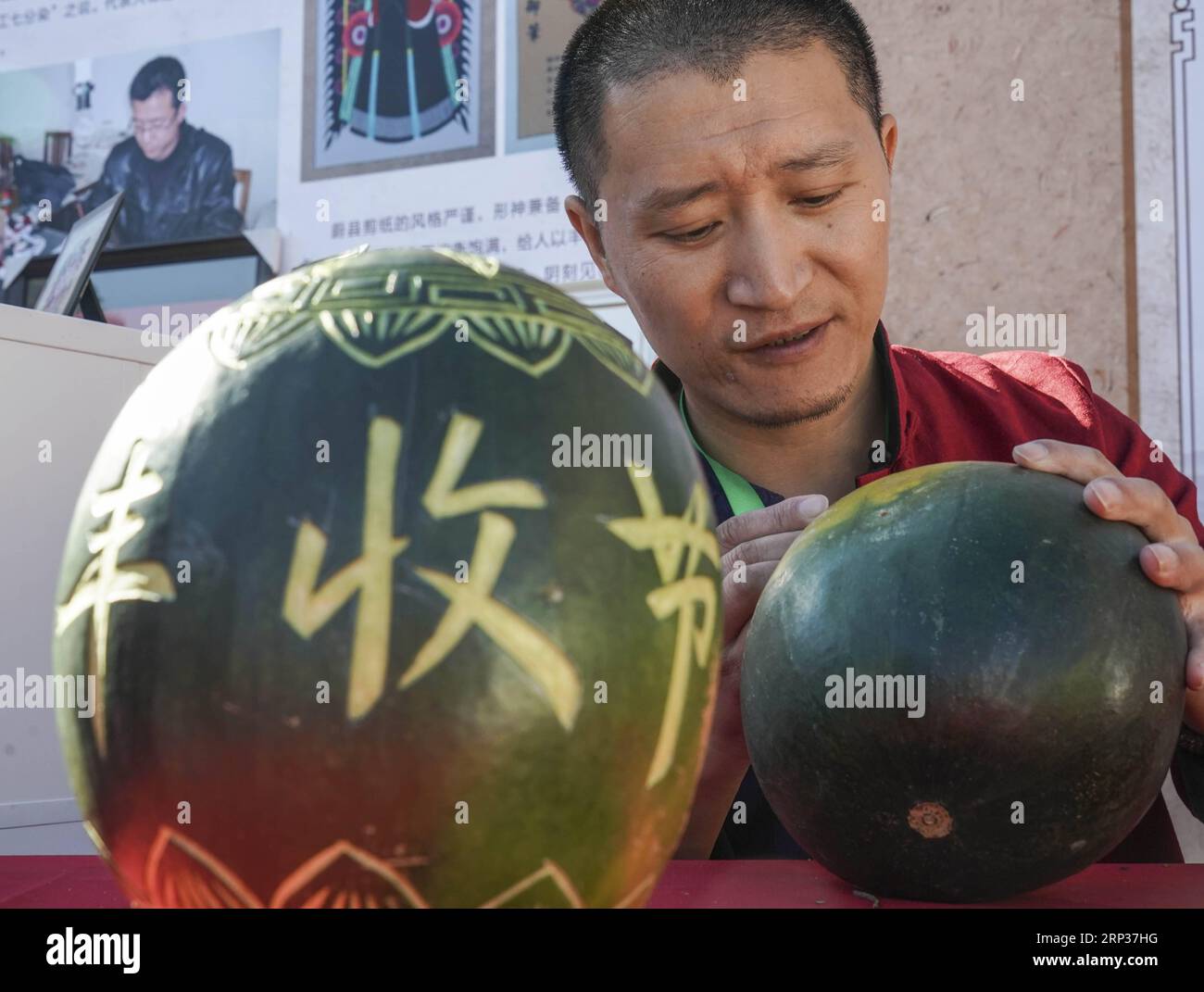 (180923) -- BEIJING, 23 septembre 2018 -- Un artiste folklorique fabrique des lanternes de pastèque lors d'une célébration marquant le premier festival des récoltes de fermiers de Chine au National Agricultural Exhibition Center à Beijing, capitale de la Chine, le 23 septembre 2018.) (wy) (sxk) CHINA-BEIJING-HARVEST-FESTIVAL (CN) YinxGang PUBLICATIONxNOTxINxCHN Banque D'Images