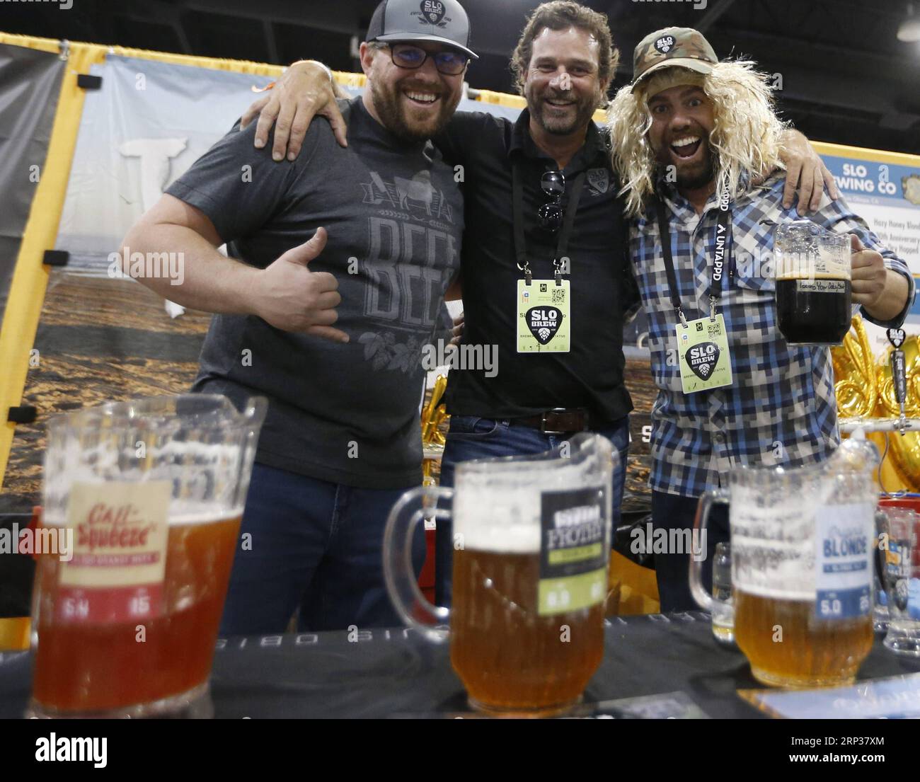 (180924) -- DENVER, le 24 septembre 2018 -- les brasseurs présentent leur bière lors du Great American Beer Festival (GABF) 2018 à Denver, aux États-Unis, le 21 septembre 2018. L Ouest de l Amérique a dominé la compétition au Great American Beer Festival 2018 qui s est déroulé du 20 au 22 septembre. Quelque 62 000 amateurs de bière américains se sont joints à l'événement pour honorer les acteurs clés d'une industrie en plein essor qui a balayé le pays d'un océan à l'autre. (Zxj) U.S.-DENVER-BEER FESTIVAL LixYing PUBLICATIONxNOTxINxCHN Banque D'Images