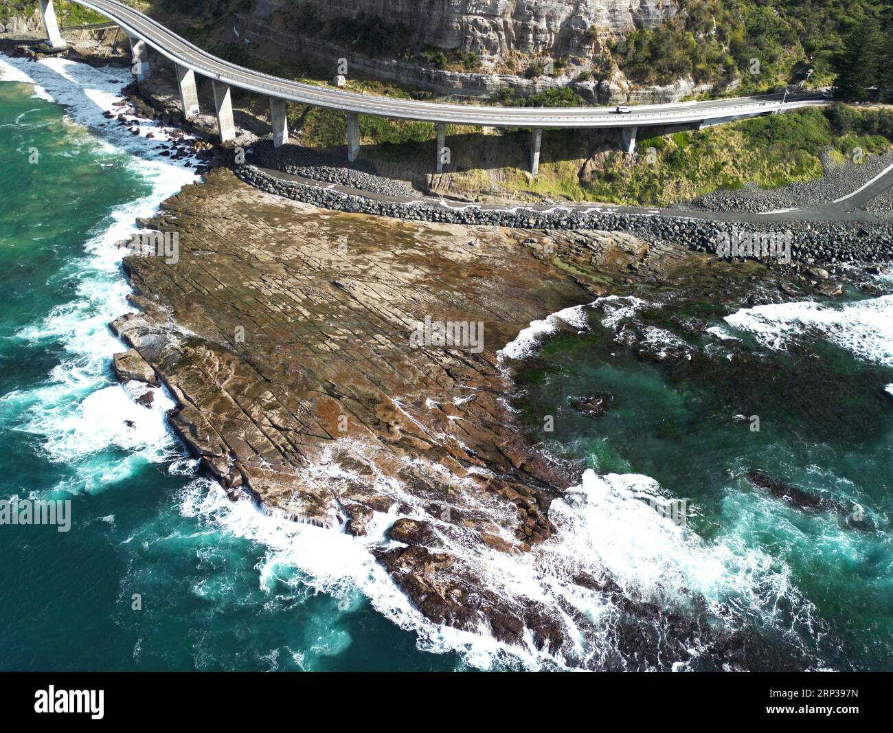 Une vue aérienne impressionnante d'un paysage magnifique avec le pont de Seacliff, entouré de vagues bleues cristallines qui tapissent contre le rivage Banque D'Images
