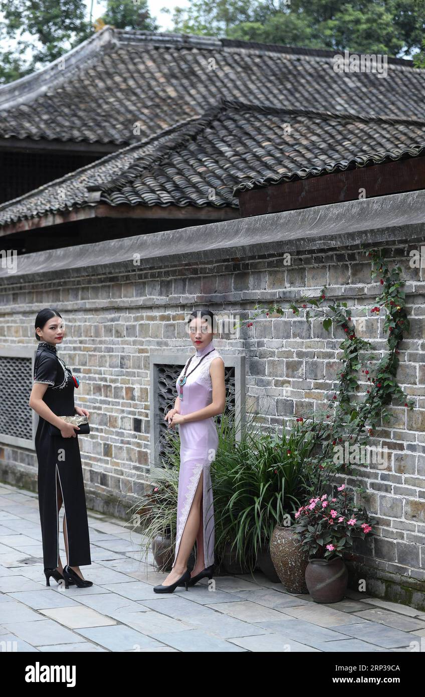 (180926) -- DAYI, 26 septembre 2018 -- des mannequins présentent le cheongsam, la robe traditionnelle chinoise des femmes également connue sous le nom de Qipao, lors d'un concours de design cheongsam dans la ville antique d'Anren à Chengdu, dans la province du Sichuan du sud-ouest de la Chine, le 26 septembre 2018.) (mp) CHINE-SICHUAN-VILLE ANTIQUE-CHEONGSAM SHOW (CN) JiangxHongjing PUBLICATIONxNOTxINxCHN Banque D'Images