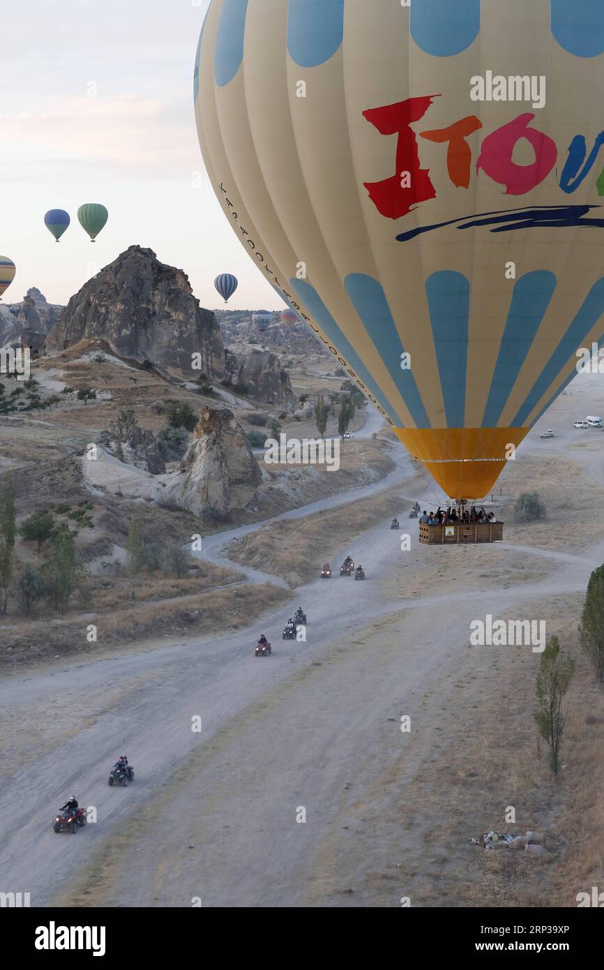 (180927) -- ANKARA, 27 septembre 2018 -- la photo prise le 9 septembre 2018 montre la surface rocheuse et les montgolfières en Cappadoce, Turquie. La région de Cappadoce est visitée par environ 2,5 millions de touristes locaux et étrangers chaque année, certains des visiteurs optant pour des vols en montgolfière au-dessus du paysage magnifique pendant leur voyage. (Zhf) TURQUIE-CAPPADOCE-TOUR EN MONTGOLFIÈRE QinxYanyang PUBLICATIONxNOTxINxCHN Banque D'Images