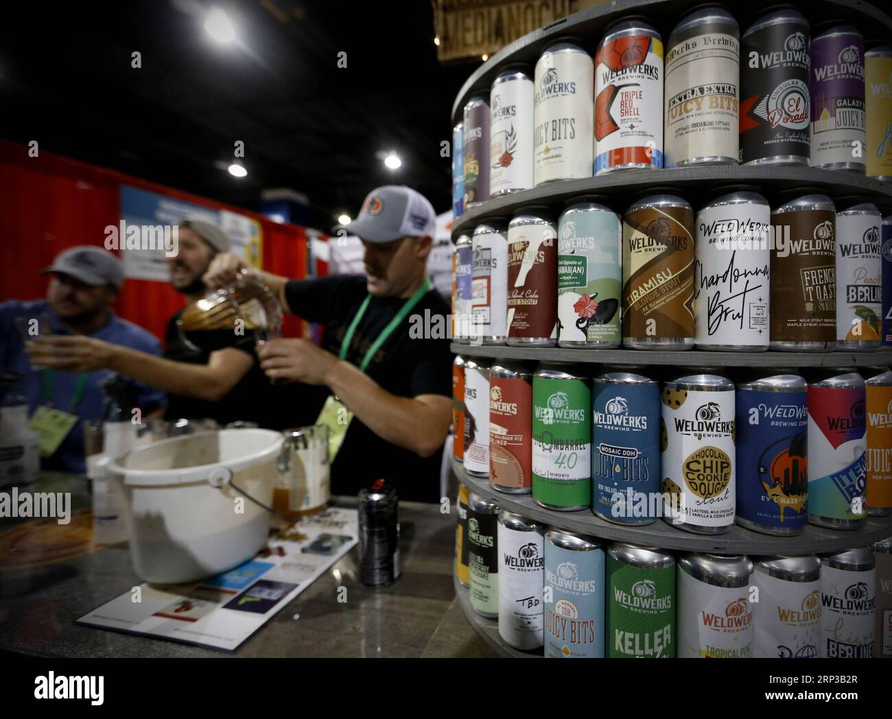 (180929) -- DENVER, 29 septembre 2018 -- une photo prise le 21 septembre 2018 montre des canettes de bière en aluminium au Great American Beer Festival 2018 à Denver, aux États-Unis. POUR ALLER AVEC coup de projecteur : les tarifs américains frappent les buveurs de bière américains ) (zxj) U.S.-DENVER-TARIFS-BIÈRE LixYing PUBLICATIONxNOTxINxCHN Banque D'Images