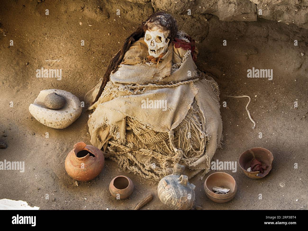 Momie Nazca avec poterie au cimetière de Chauchilla près de Nazca (Pérou) Banque D'Images