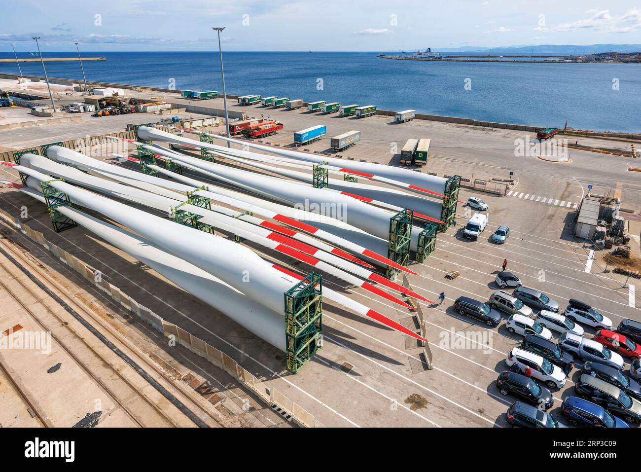 Porto Torres, Sardaigne, Italie. Zone industrielle. Wagons et pales de rotor d'éolienne en attente de chargement sur le navire. Banque D'Images