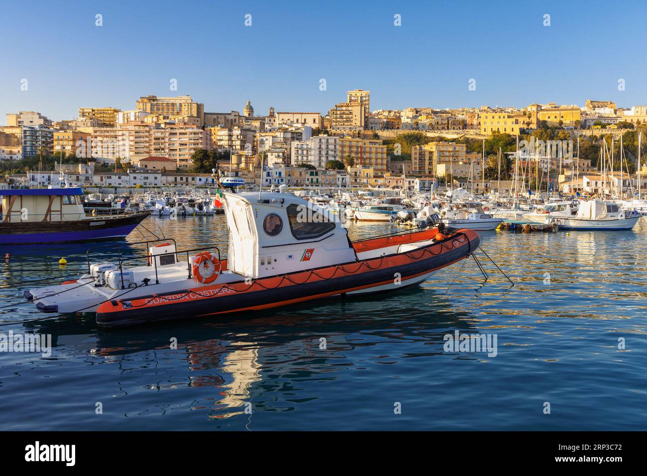 Le front du port vu du port avec une mise à l'eau de la Guardia Costiera ou Garde côtière, au premier plan. Sciacca, Sicile, Italie. Ce cla 760 Banque D'Images