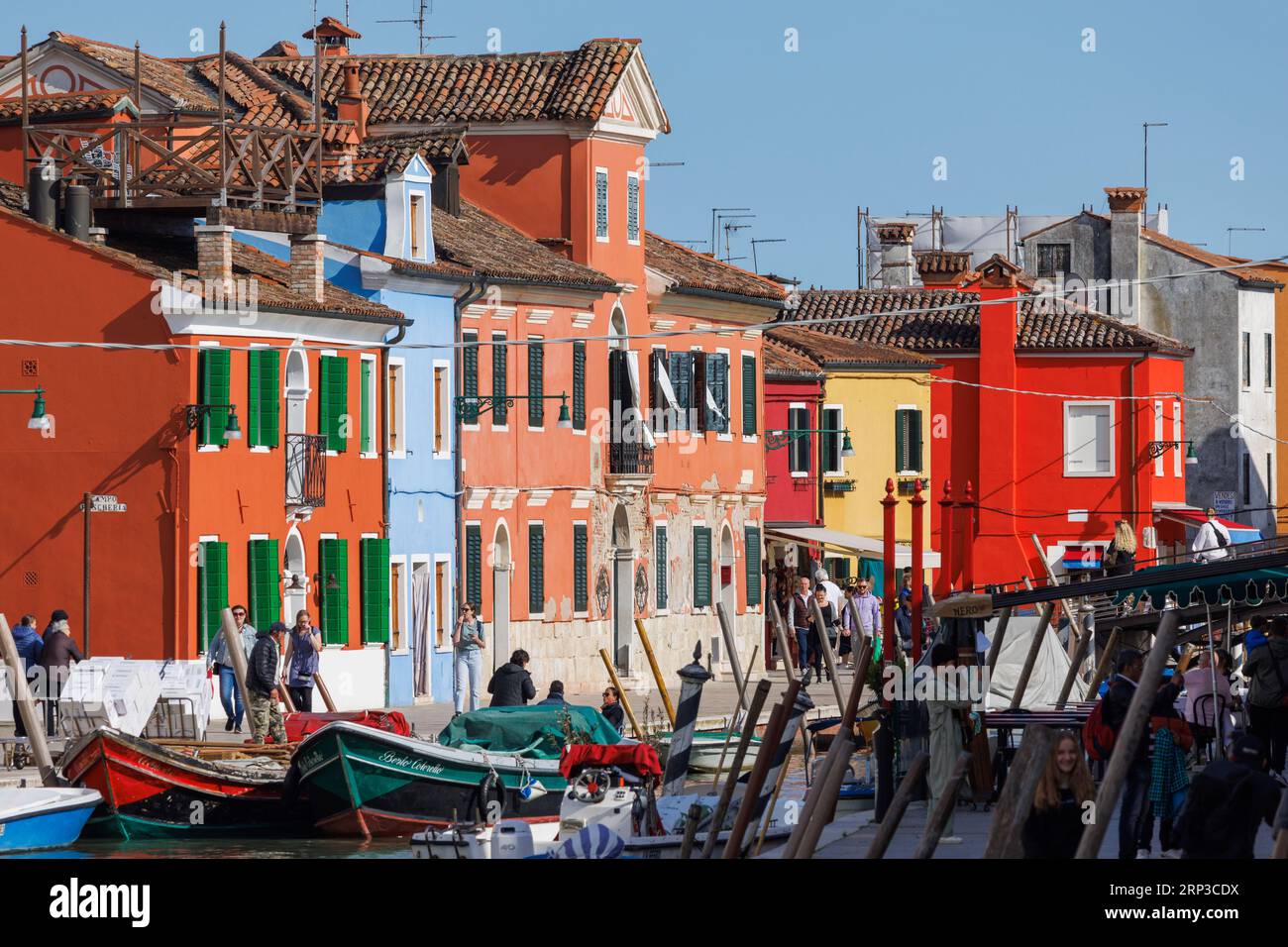 Île de Burano dans la lagune vénitienne, municipalité de Venise, Italie. Maisons colorées et canal. Banque D'Images