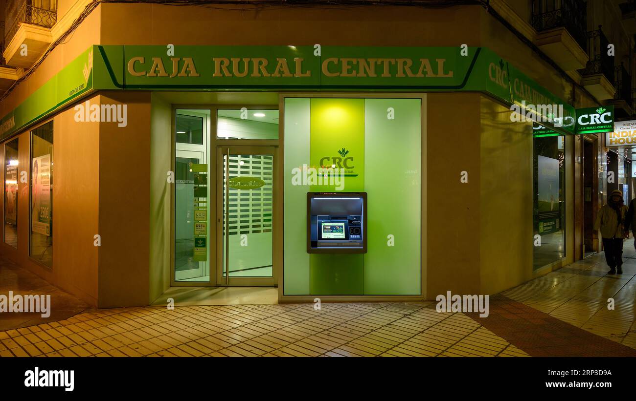 Alicante, Espagne, ATM et entrée au bâtiment illuminé de marque Caja Rural Central ou CRC Banque D'Images