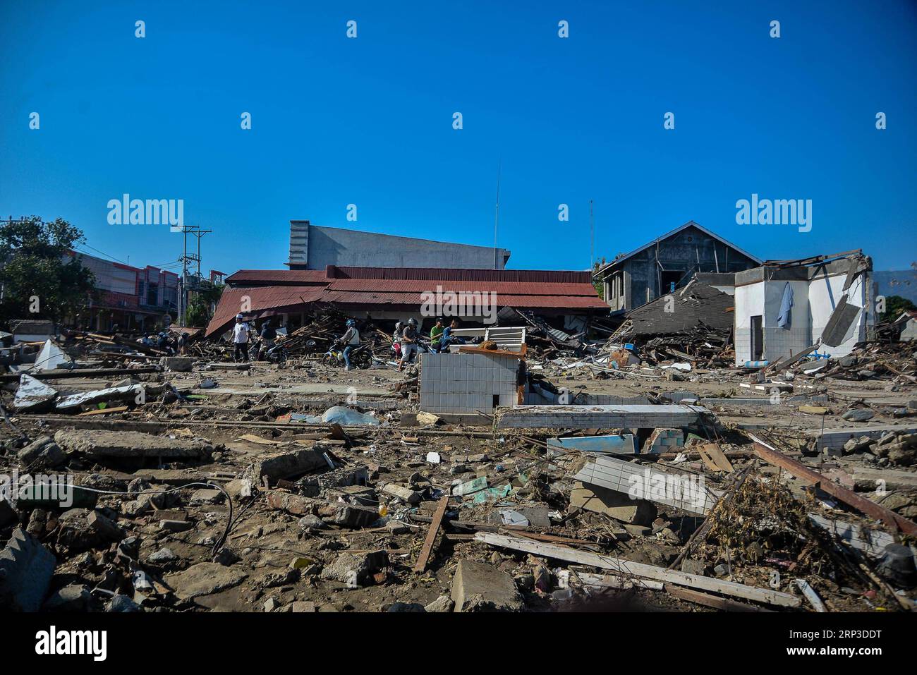 (181001) -- PALU, 1 octobre 2018 -- une photo prise le 1 octobre 2018 montre des débris de bâtiments à Palu après le tremblement de terre meurtrier et le tsunami dans le Sulawesi central, en Indonésie. Plus de 1 203 personnes ont été tuées à Palu, dans le district de Donggala, dans le district de Parigi Mountong et dans le district de North Mamuju, selon l'Institut indonésien de gestion des catastrophes, Care for Humanity et le Centre de données sur l'humanité. (lrz) INDONÉSIE-PROVINCE CENTRALE DE SULAWESI-TREMBLEMENT DE TERRE-TSUNAMI IqbalxLubis PUBLICATIONxNOTxINxCHN Banque D'Images